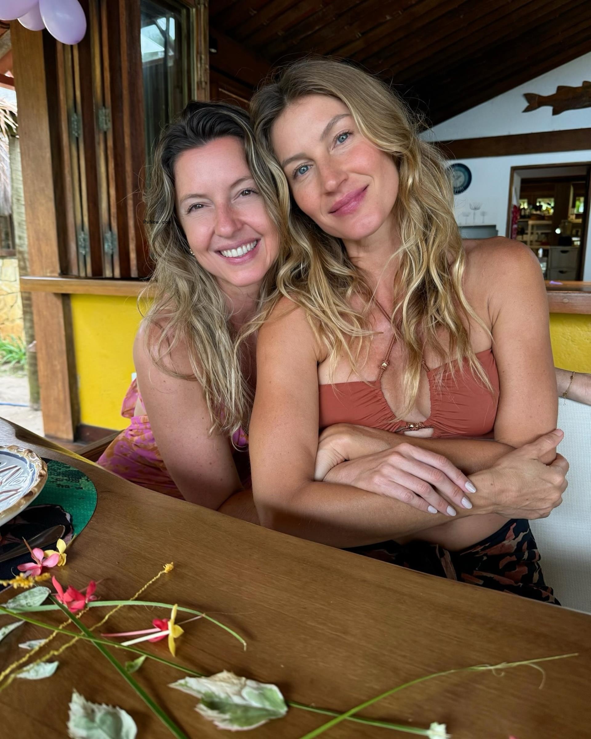 Gisele Bündchen with her twin sister Patricia.