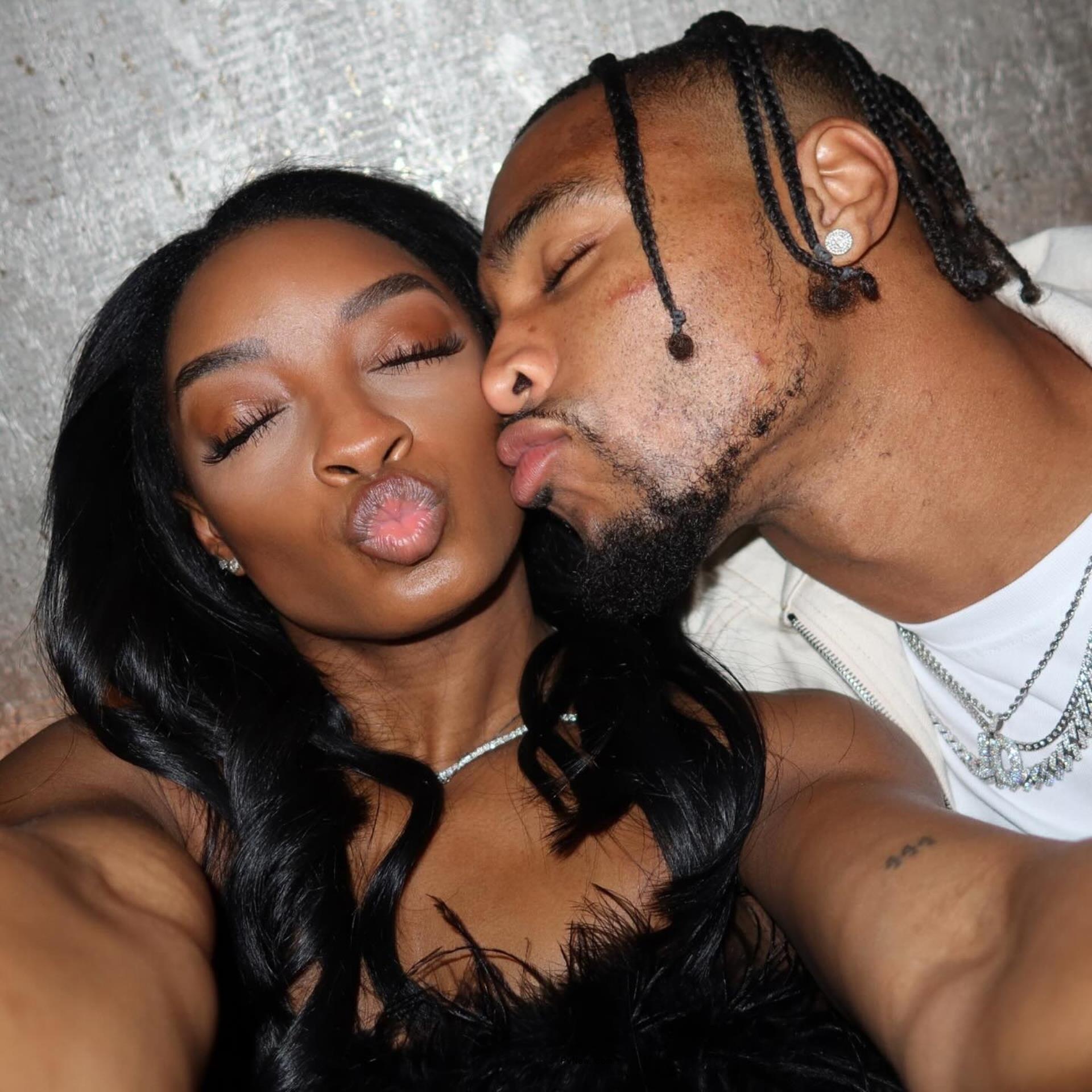 Simone Biles and Jo<i></i>nathan Owens blowing a kiss.