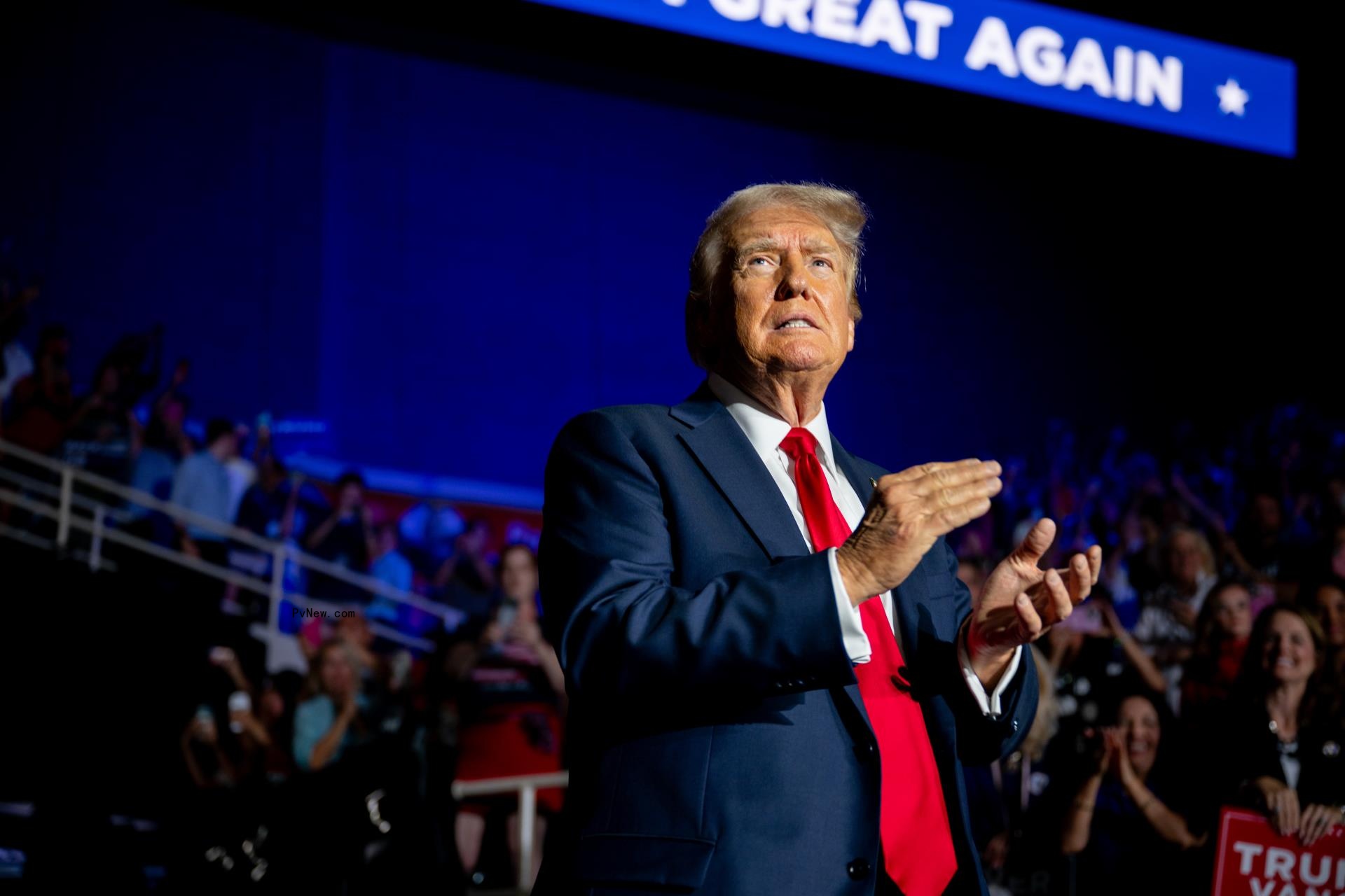 do<i></i>nald trump clapping