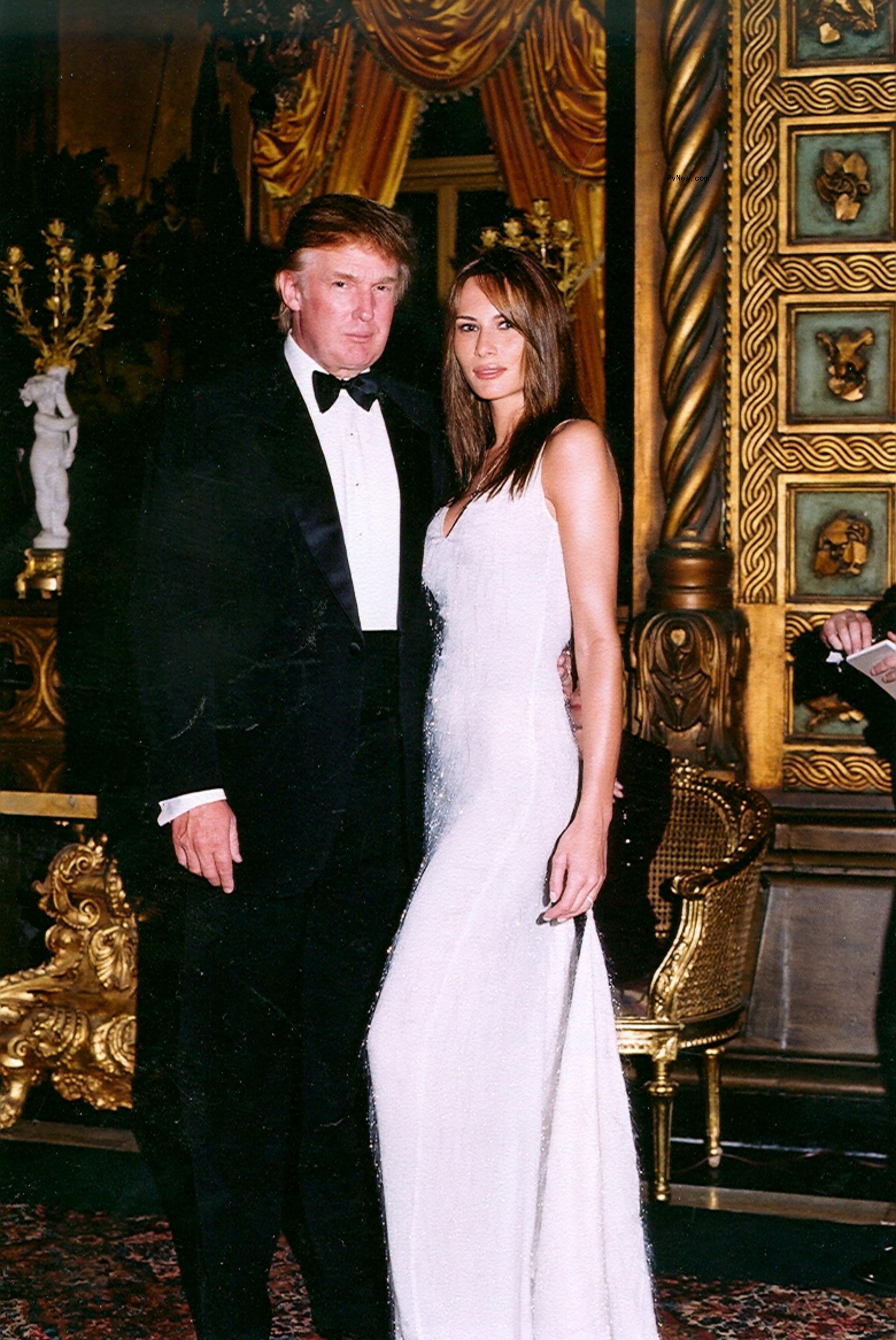 Do<i></i>nald Trump and Melania Trump posing together