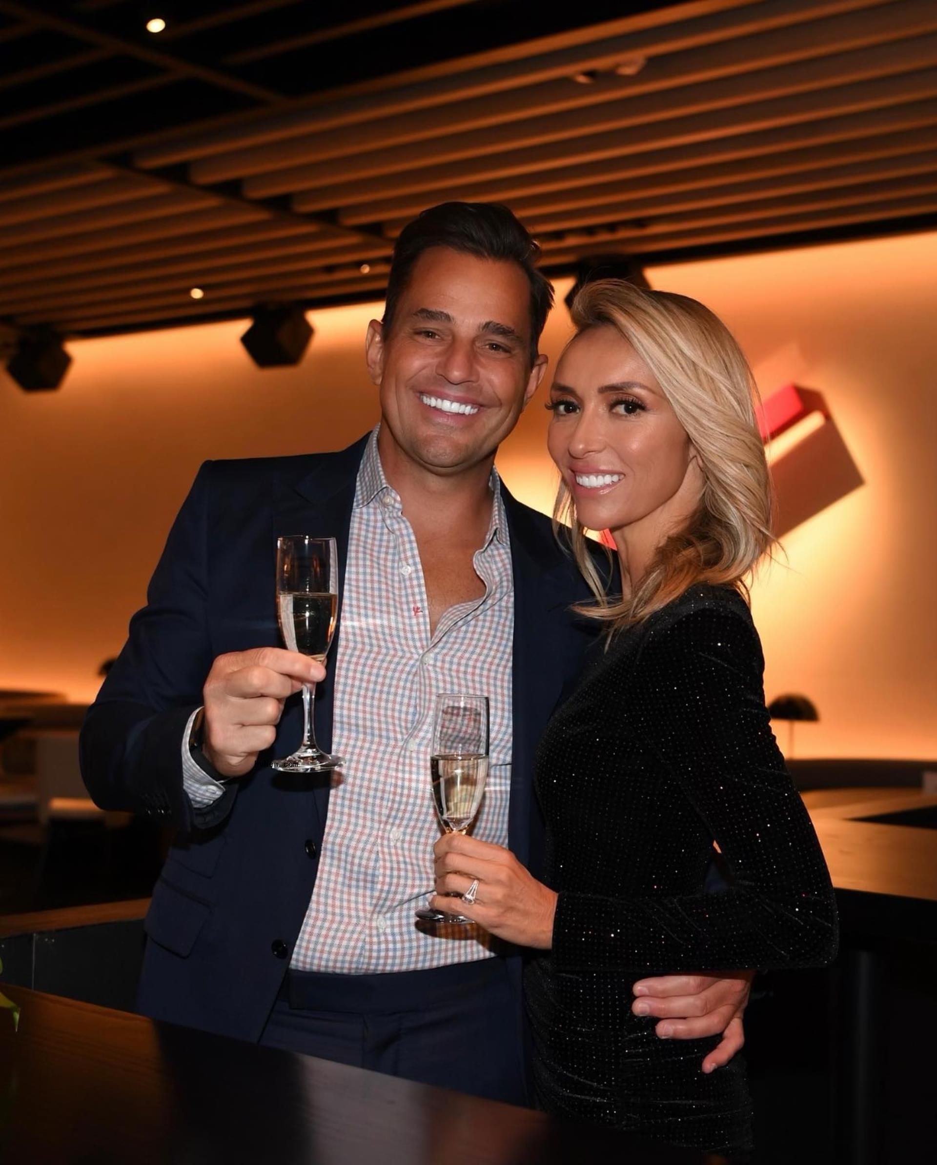 bill and giuliana rancic holding champagne glasses
