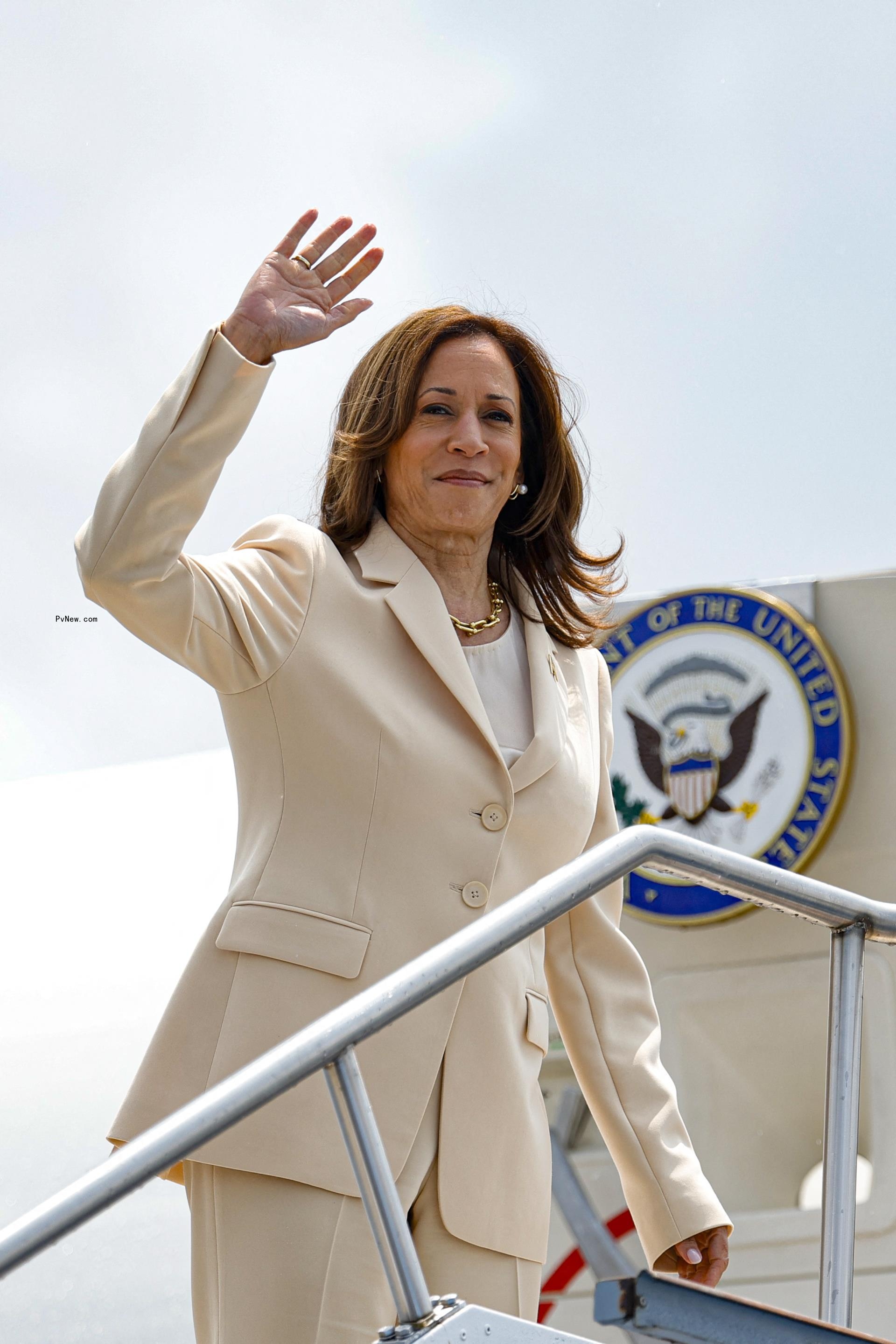 Kamala Harris waving