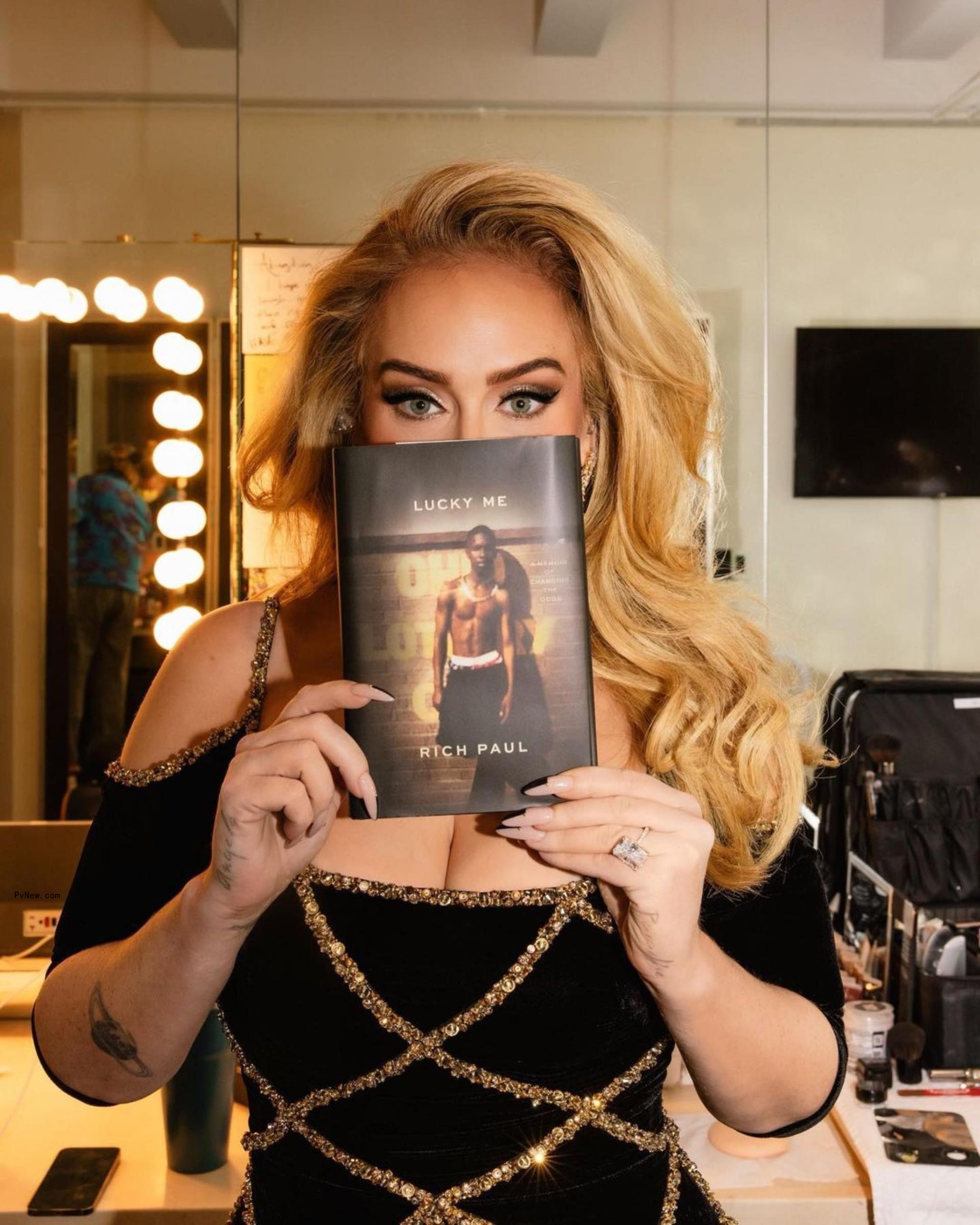 Adele shows off engagement ring