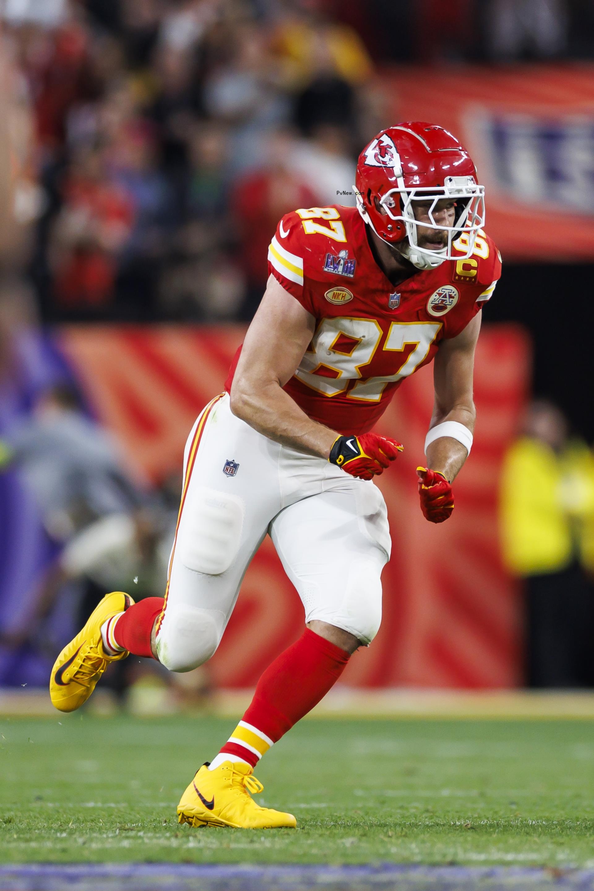 Travis Kelce playing football