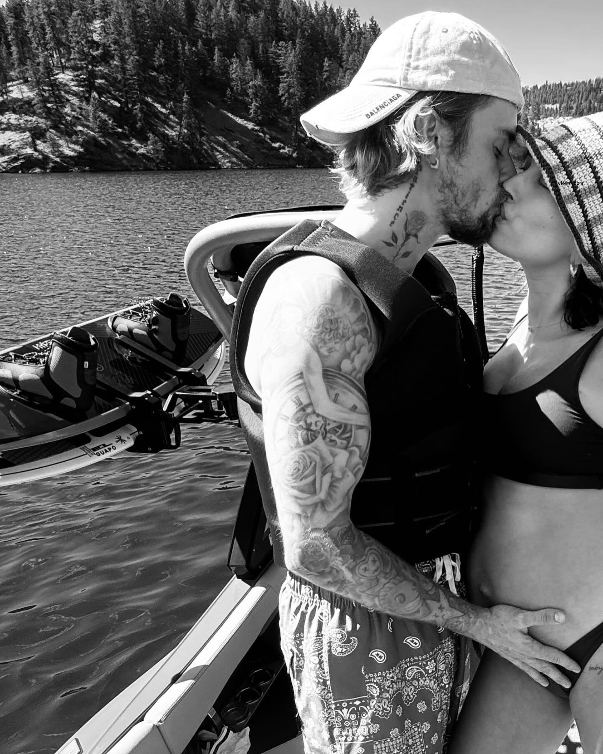 Hailey and Justin Bieber kissing.