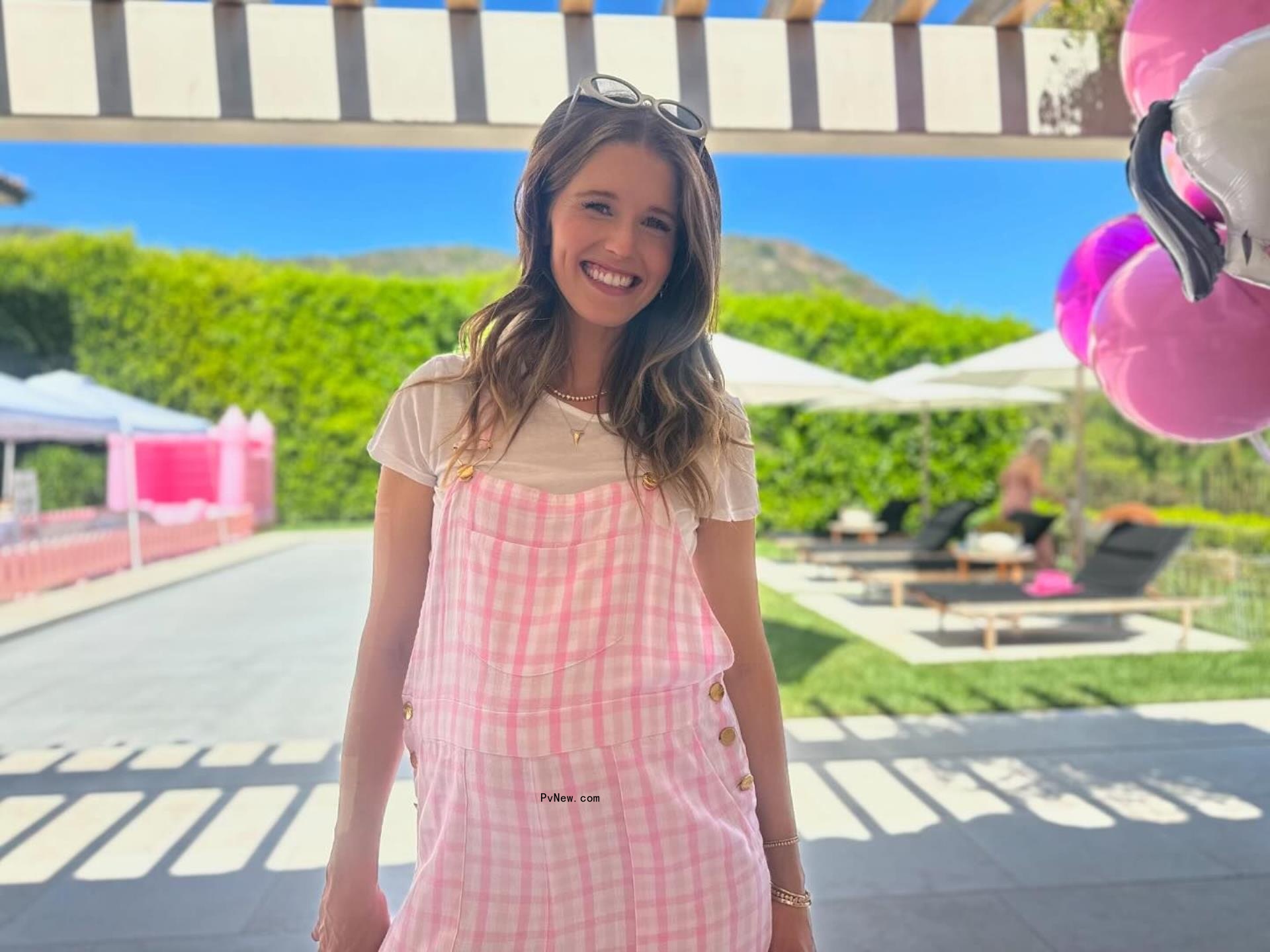 Katherine Schwarzenegger co<i></i>nfirmed her pregnancy with bump pics via Instagram.