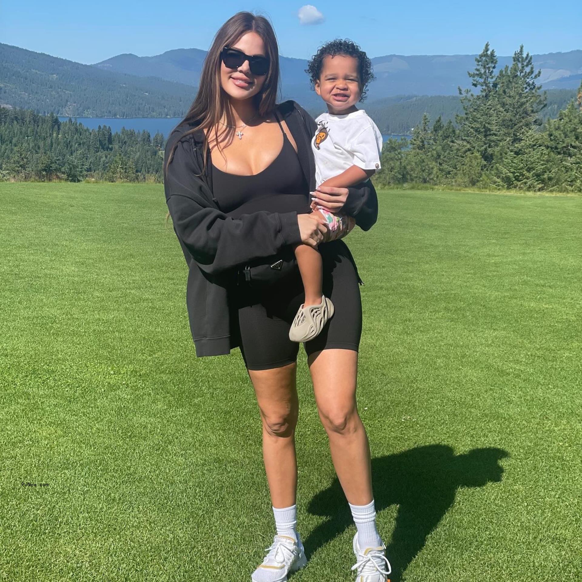 khloe kardashian carrying her son tatum