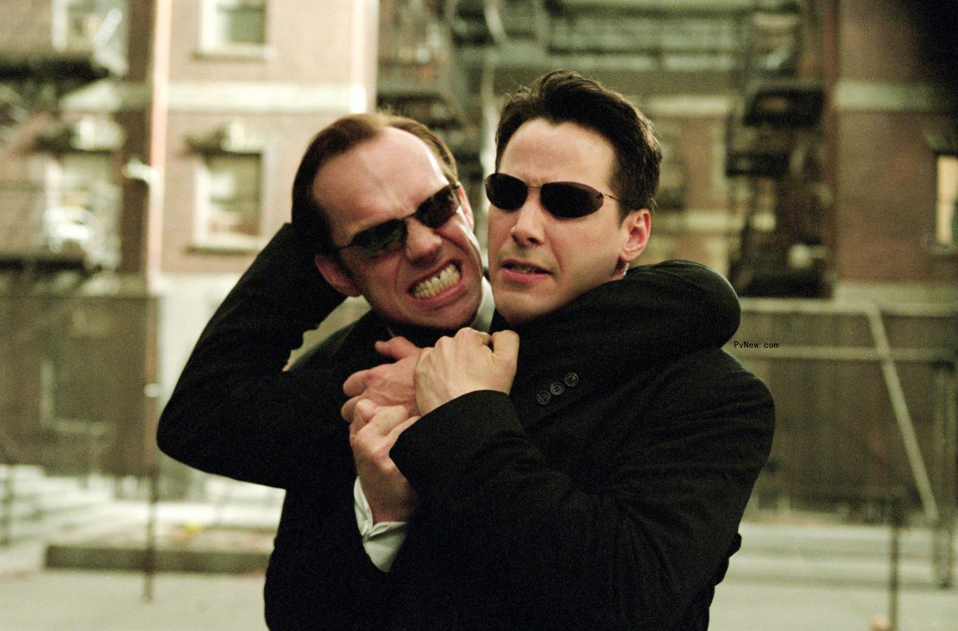Keanu Reeves and Hugo Weaving tussle in