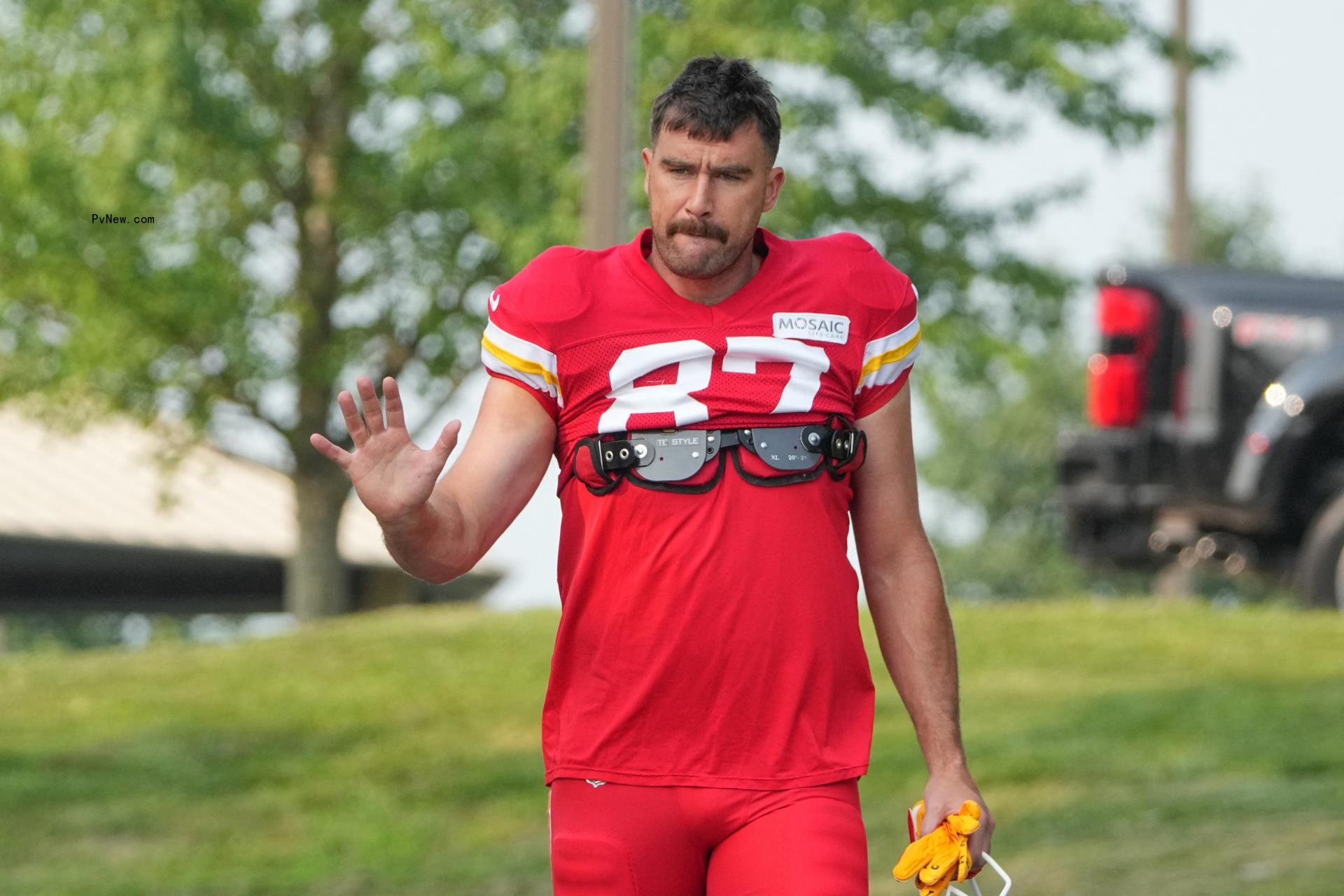 Travis Kelce football gear