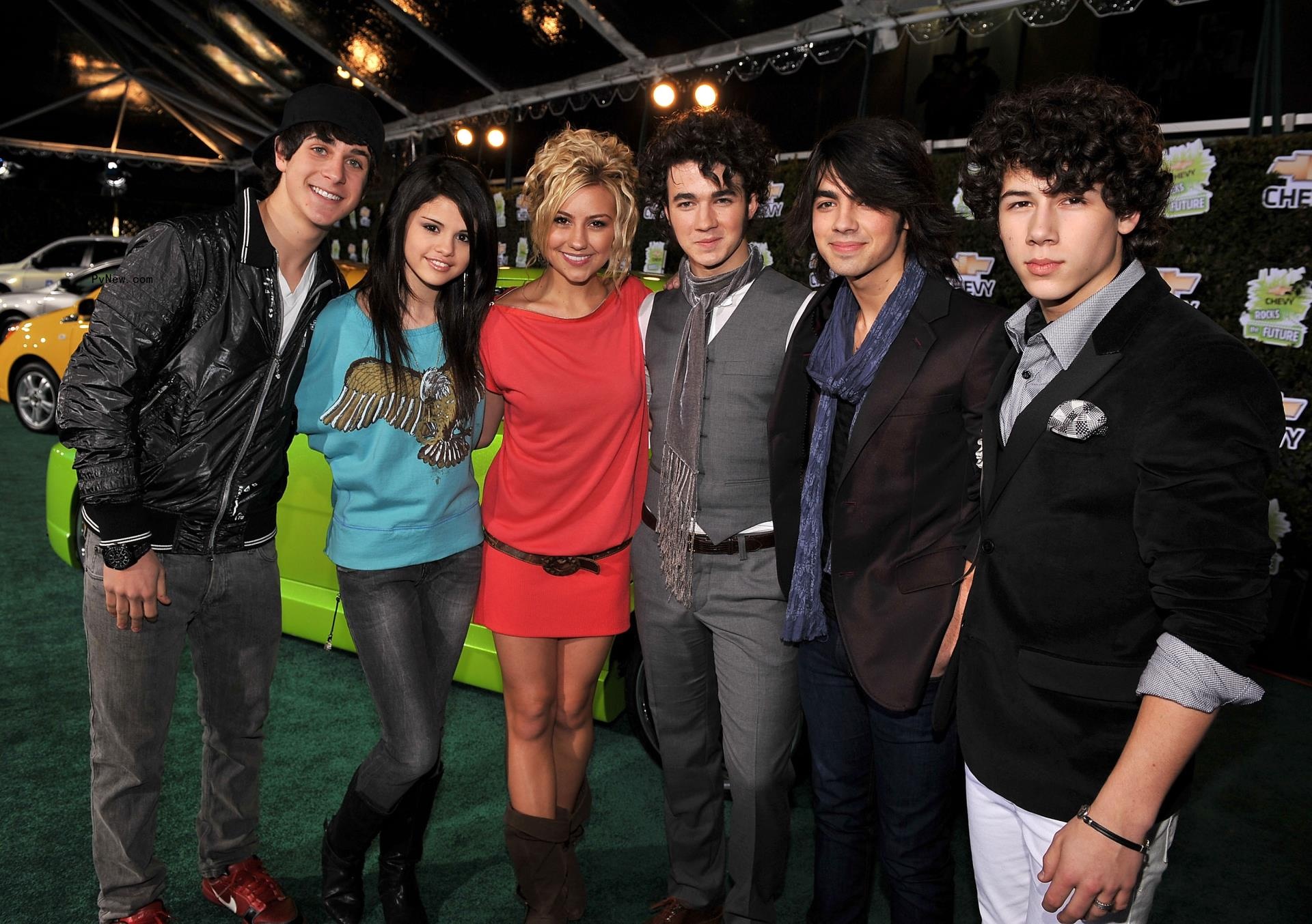 David Henrie, Selena Gomez, Nick Jonas, Kevin Jonas, Joe Jo<i></i>nas and Chelsea Staub in 2008