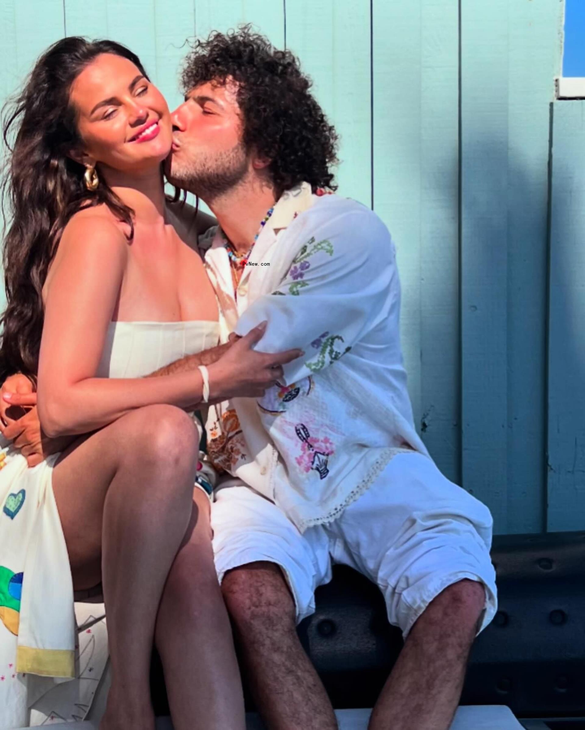 Selena Gomez gets kiss from Benny Blanco in Instagram photo