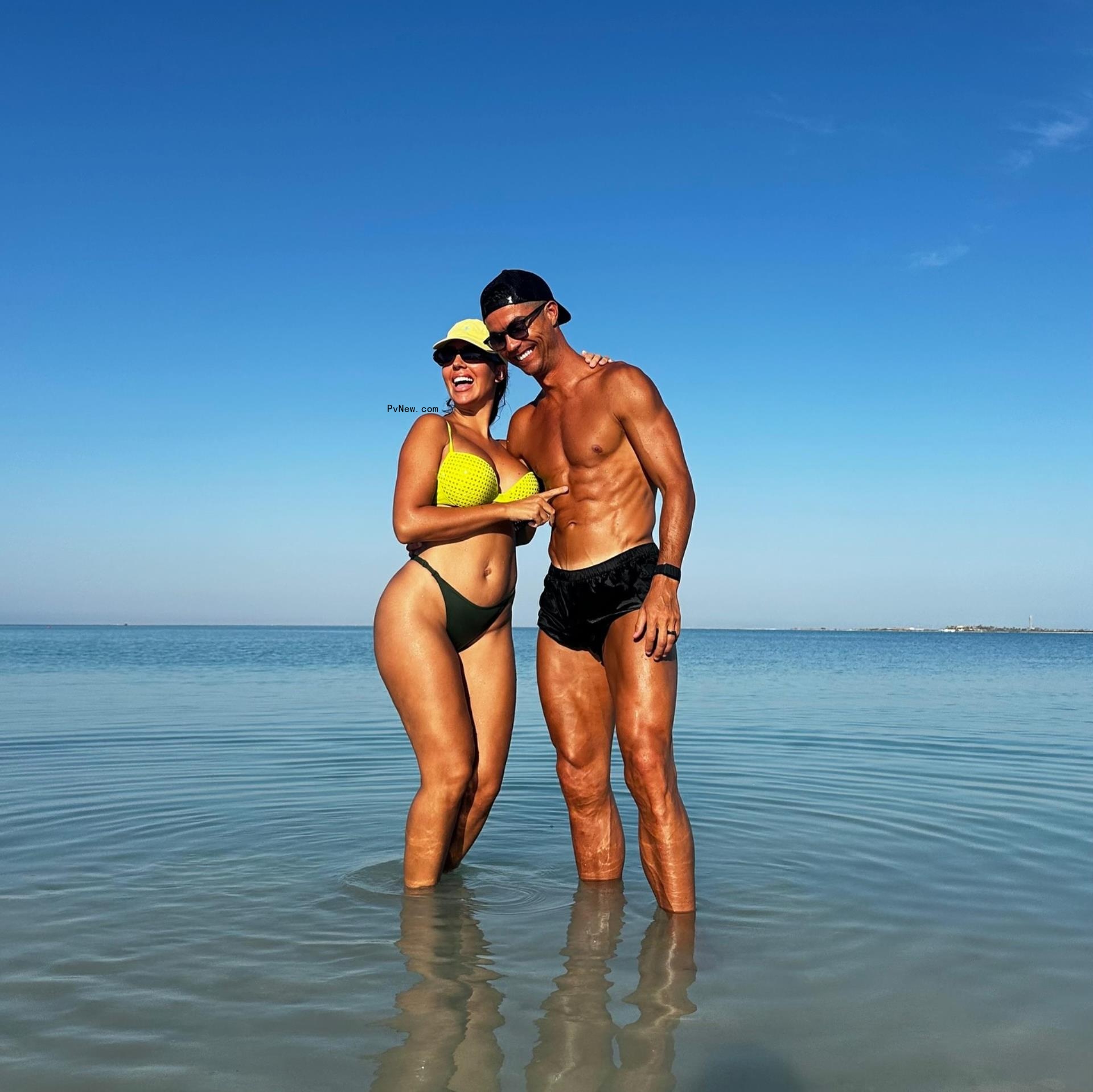 Cristiano Ro<i></i>naldo and Georgina Rodríguez at the beach.