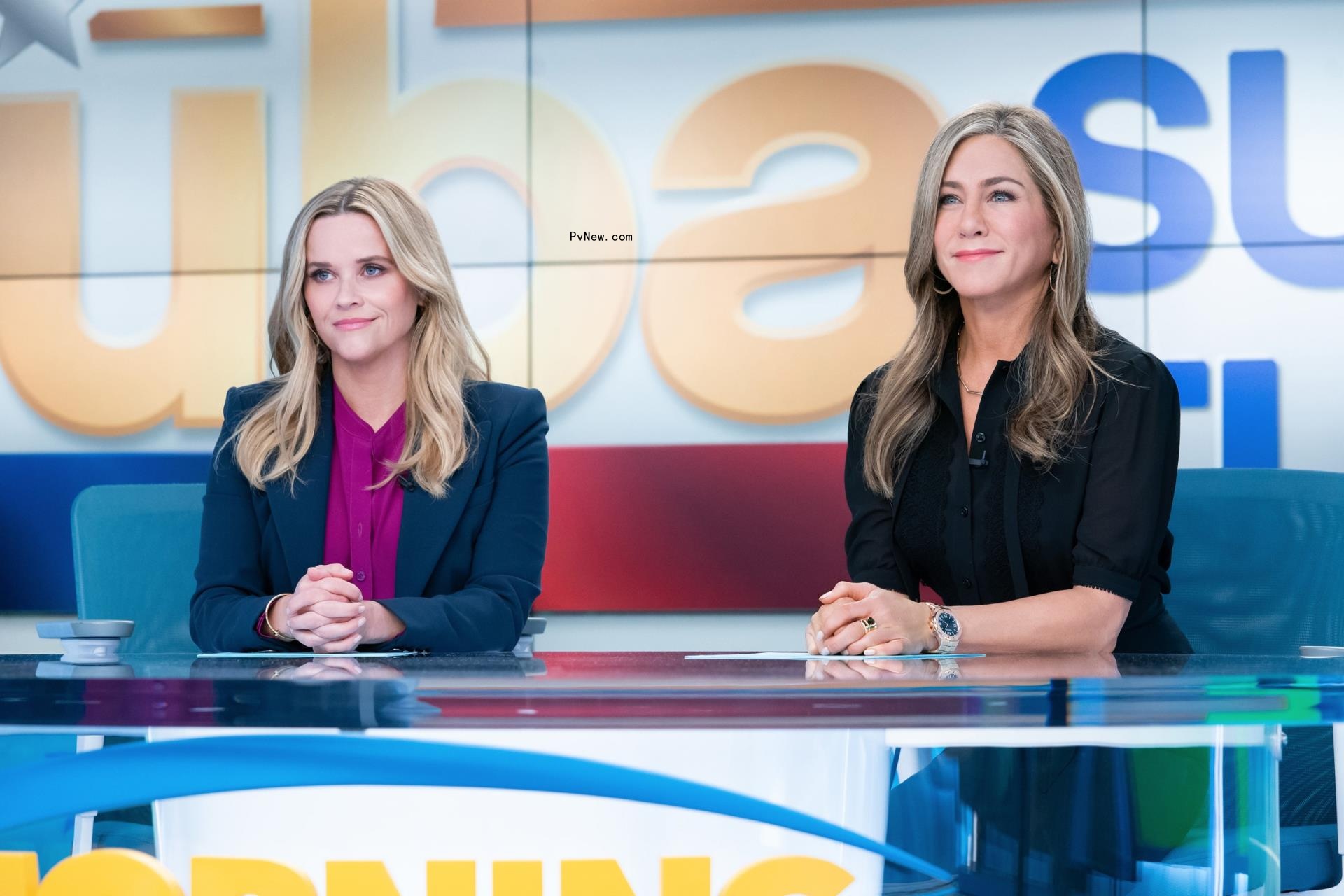 Reese Witherspoon, Jennifer Aniston sitting together on