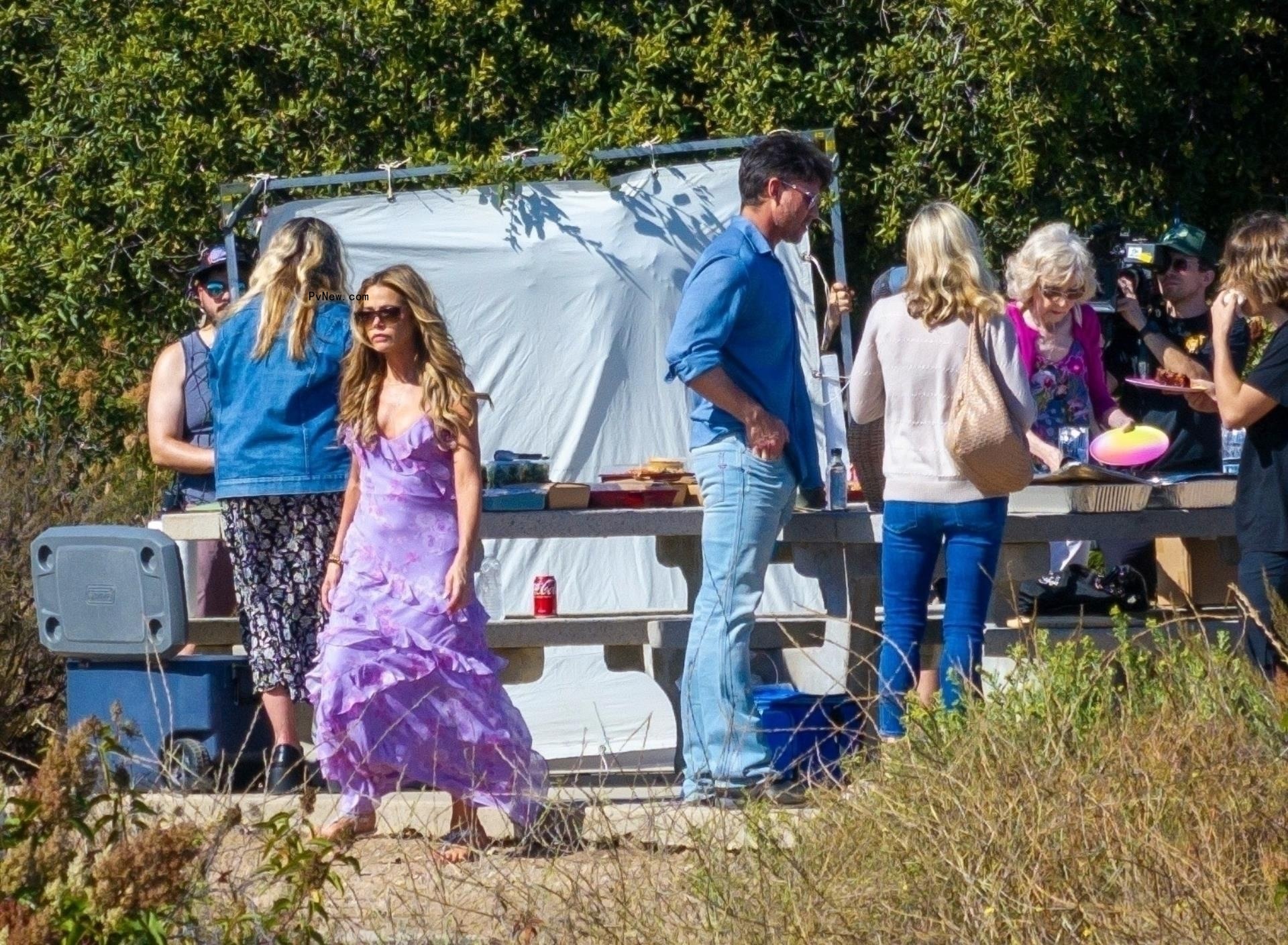 Denise Richards, Brooke Mueller and their families enjoying a picnic in Malibu