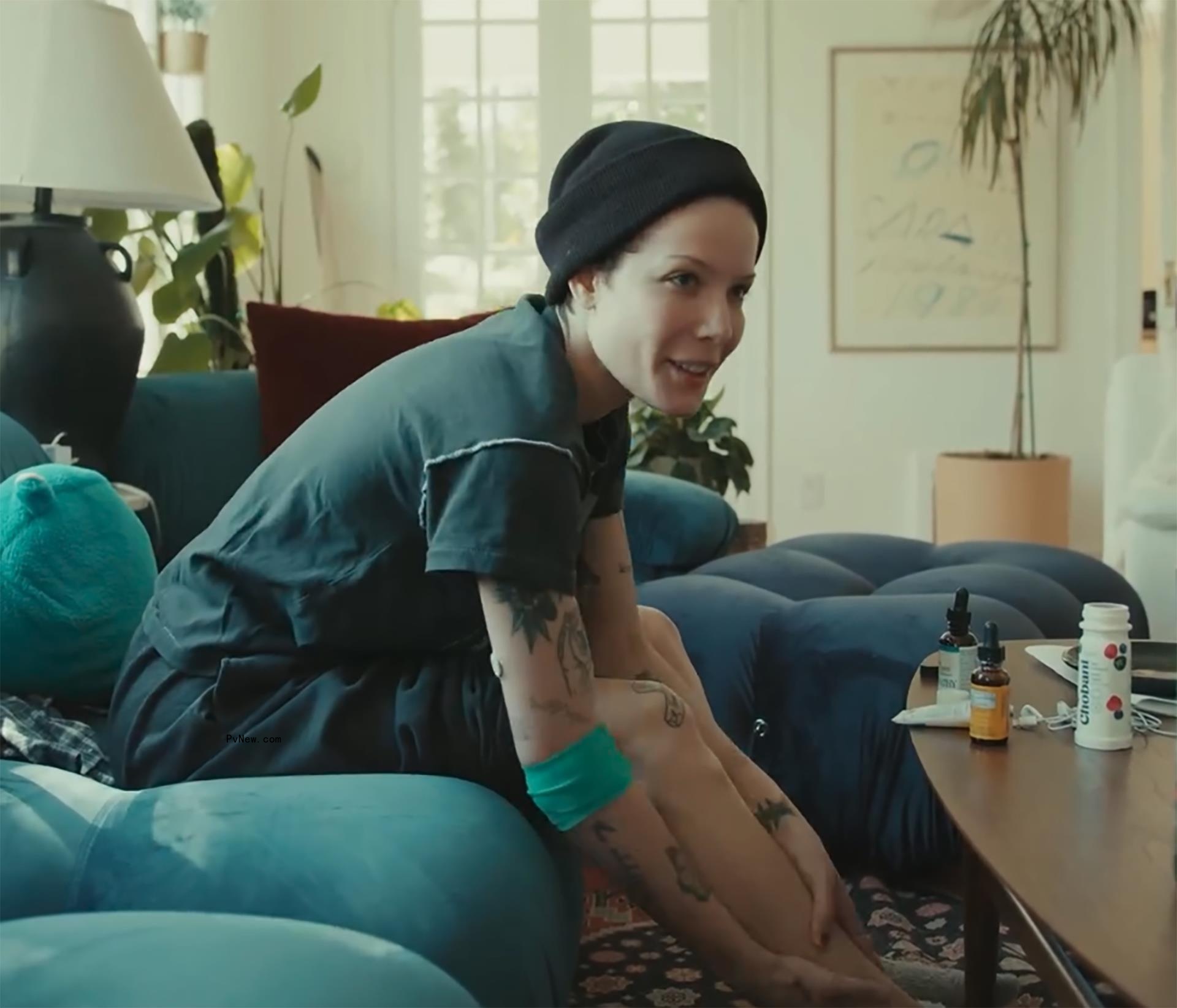 Halsey rubbing her leg