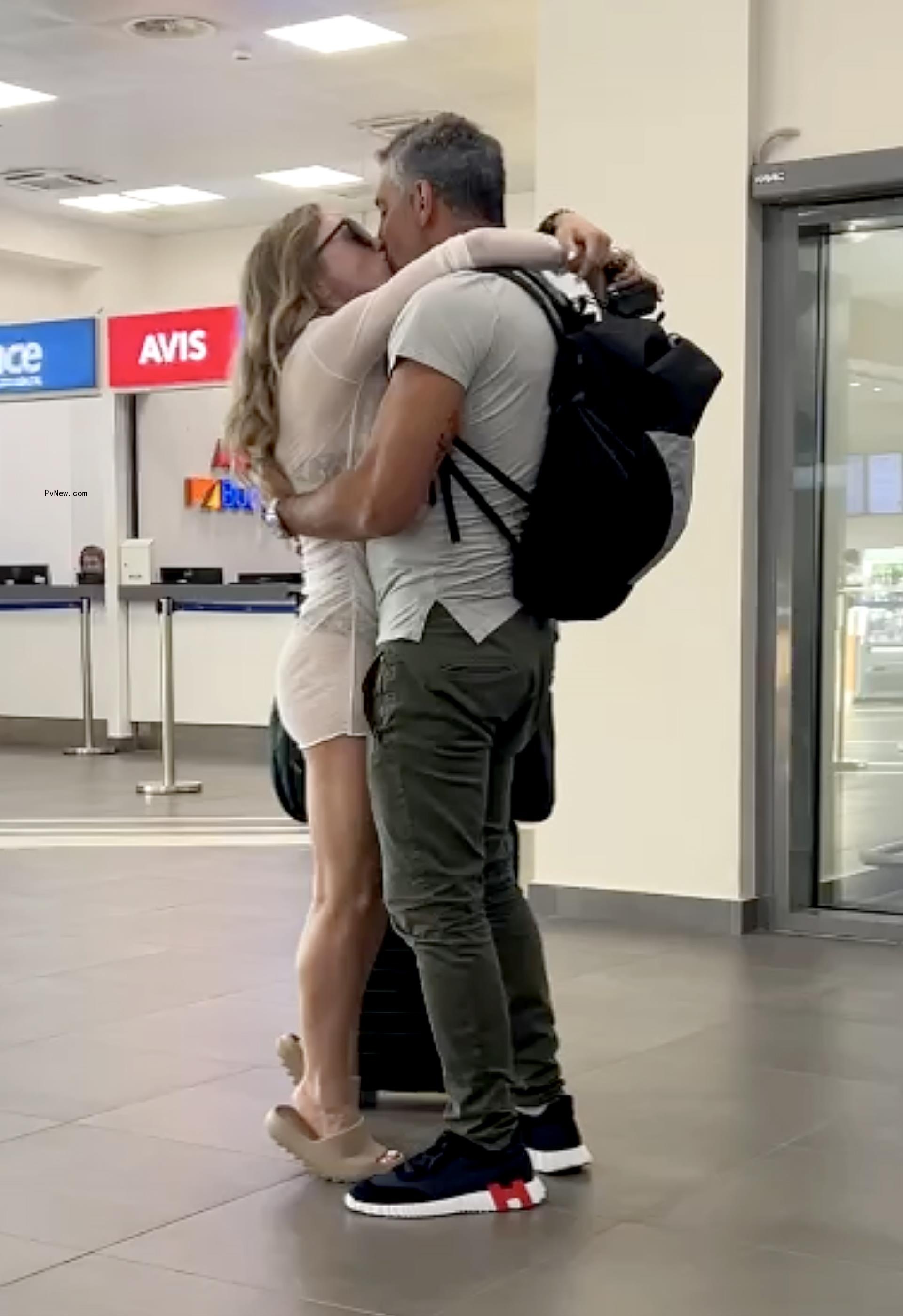 Kyle Richards' estranged husband Mauricio Umansky shares a passio<i></i>nate embrace with a female companion