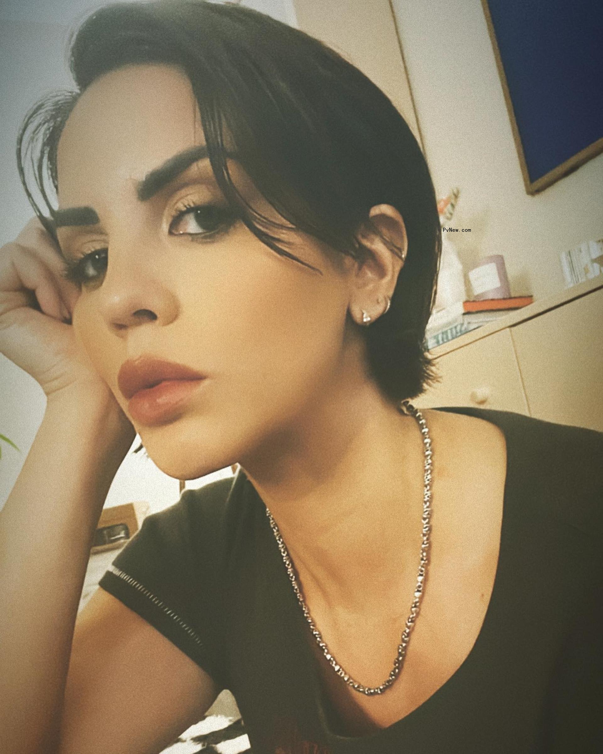 katie malo<i></i>ney selfie leaning her head on her hand