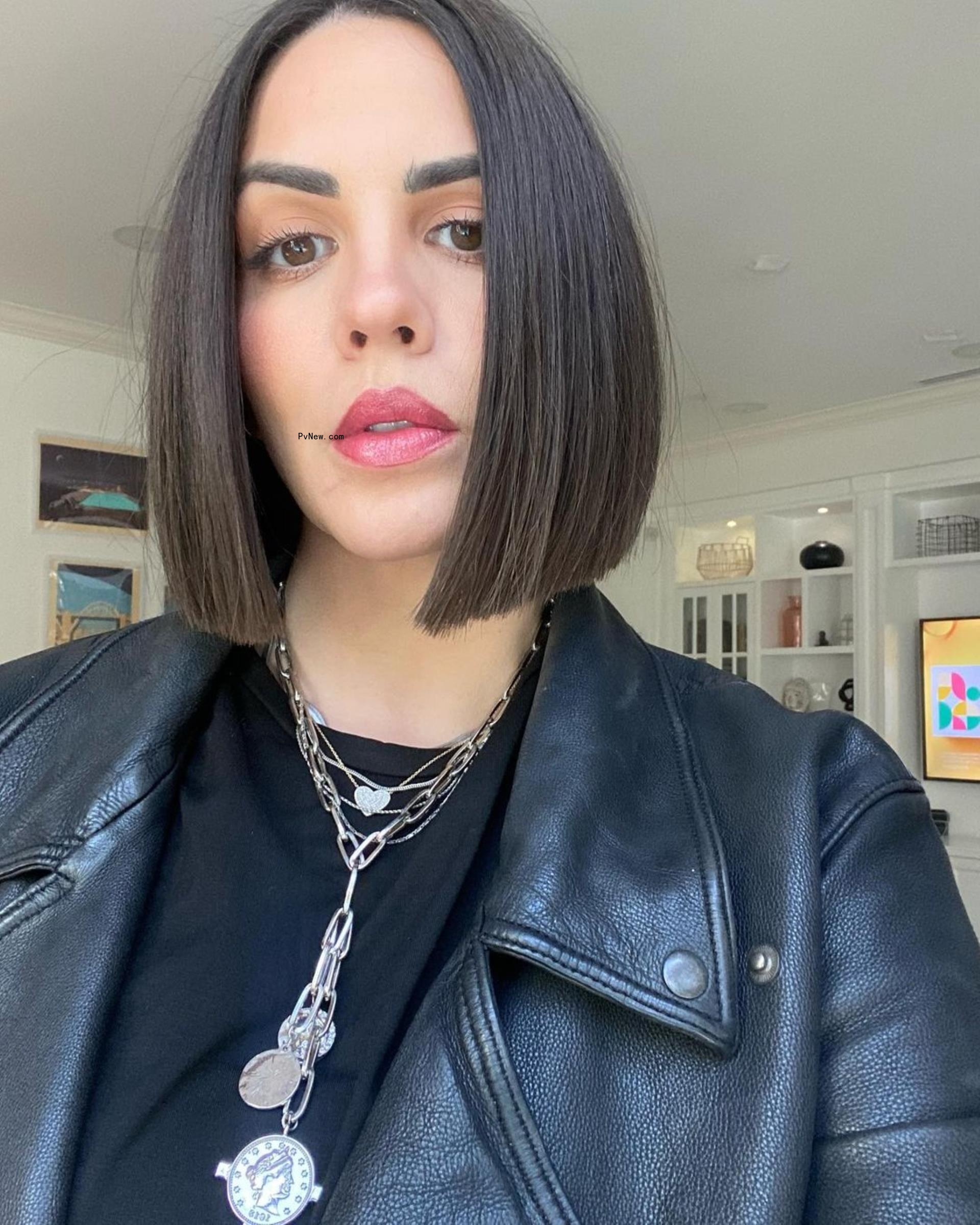 katie malo<i></i>ney selfie
