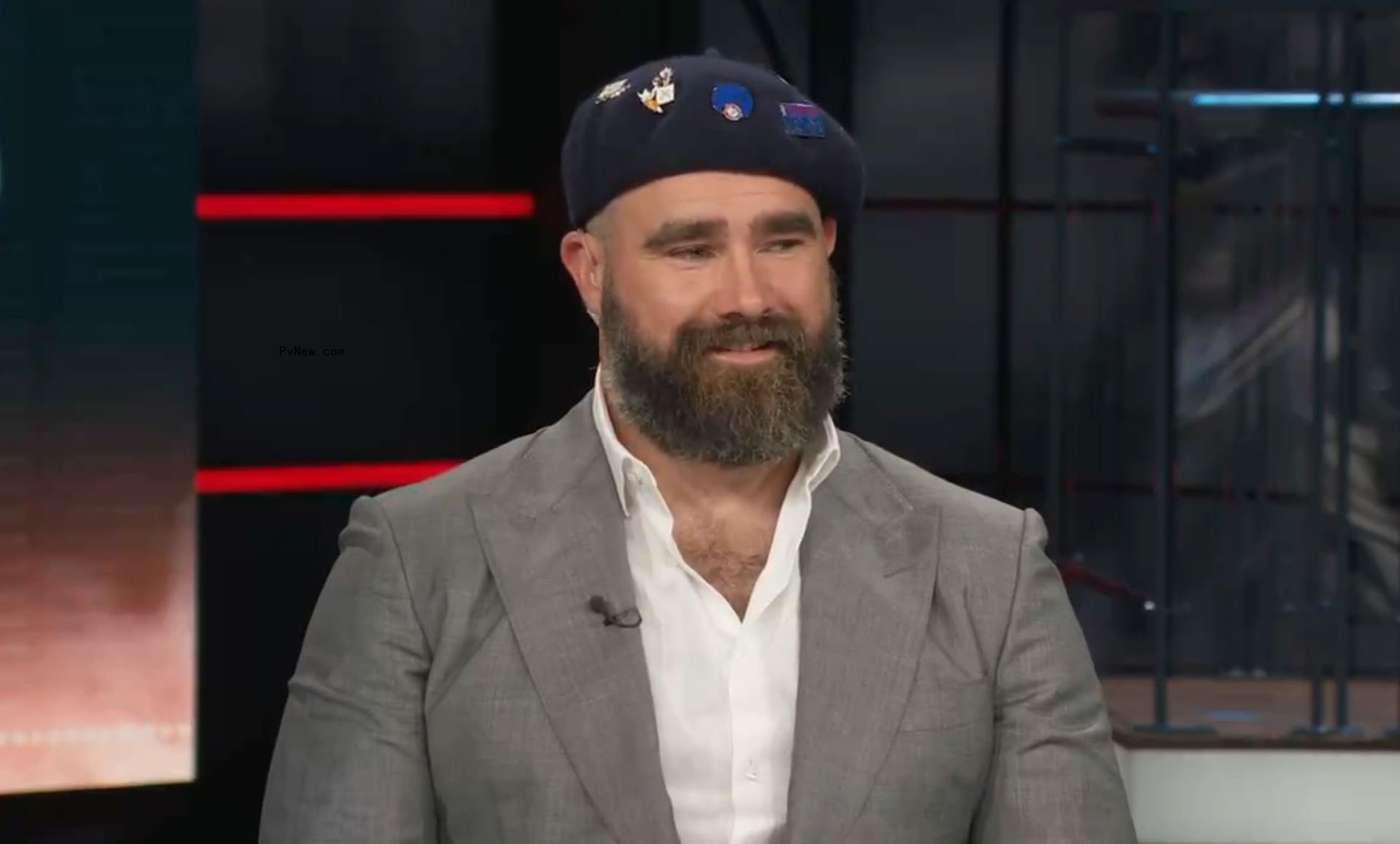 jason kelce wearing a beret