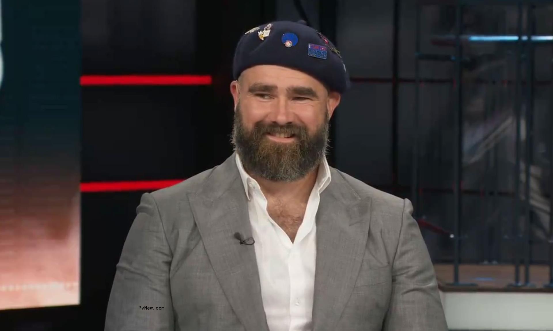 jason kelce wearing a beret