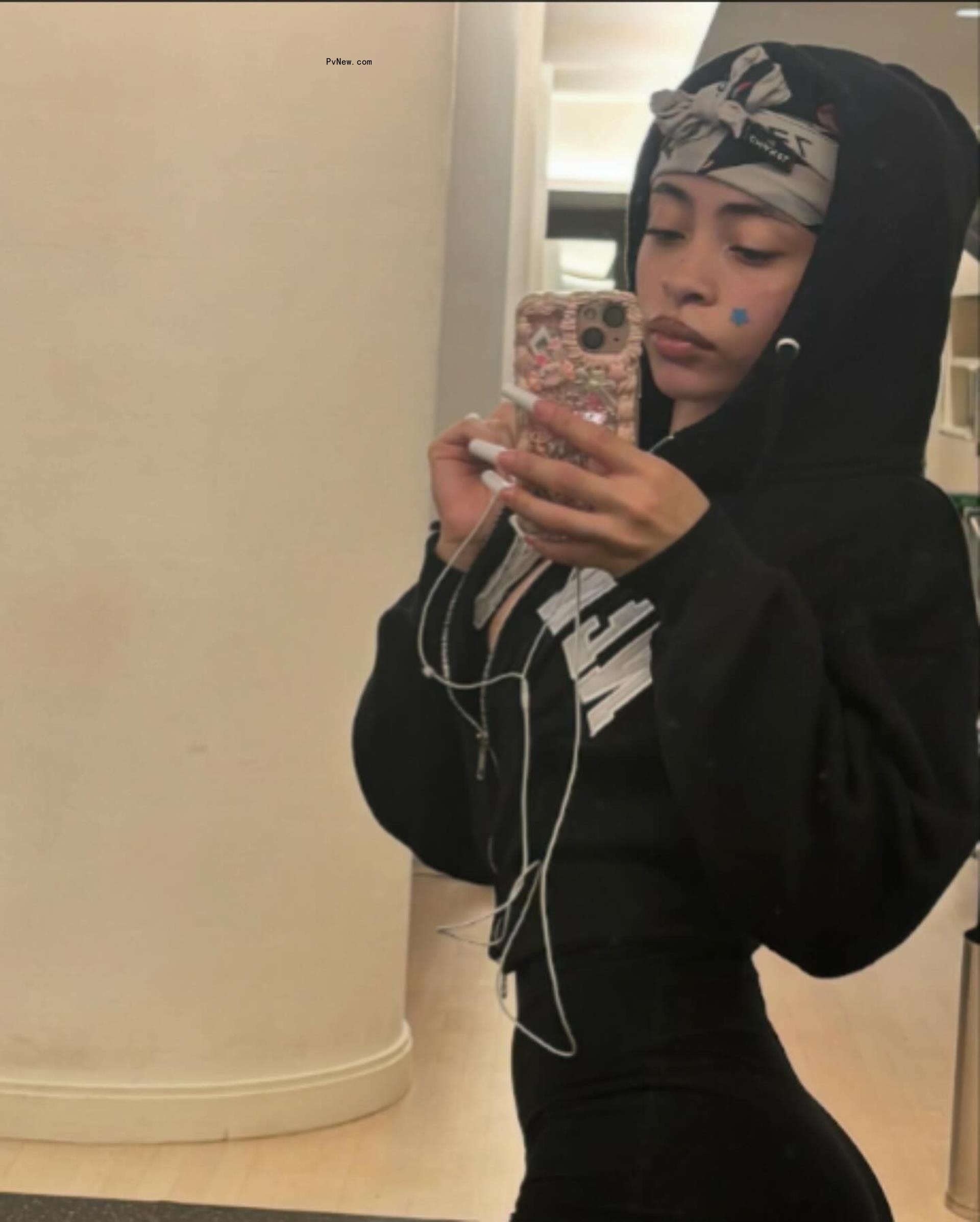 A mirror selfie of Ice Spice with a slimmer waist.