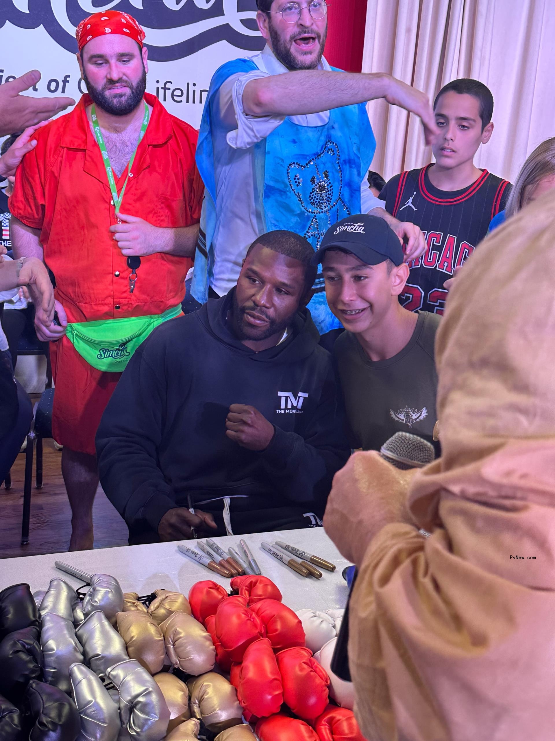 floyd mayweather posing with campers