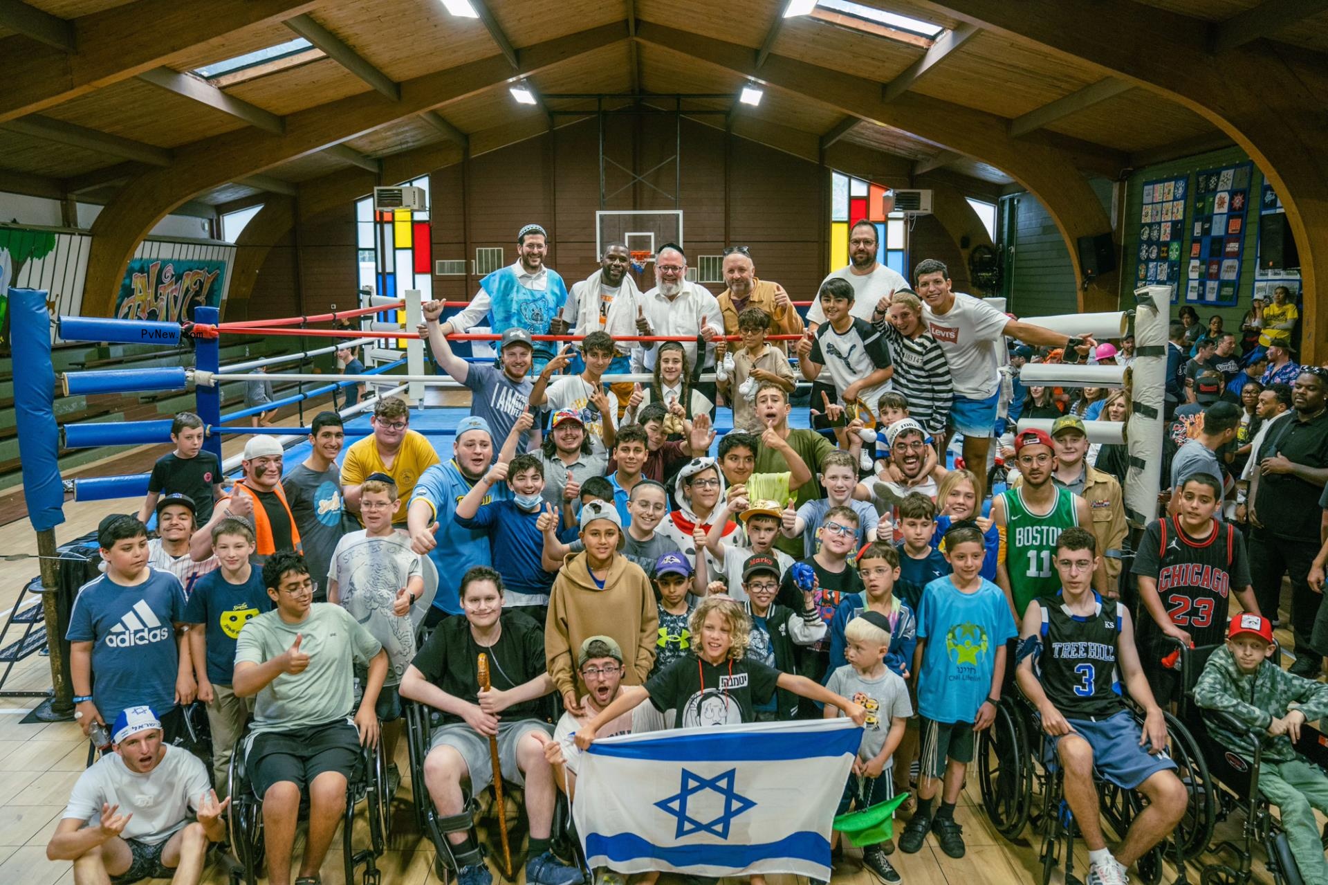 floyd mayweather posing with a group of campers
