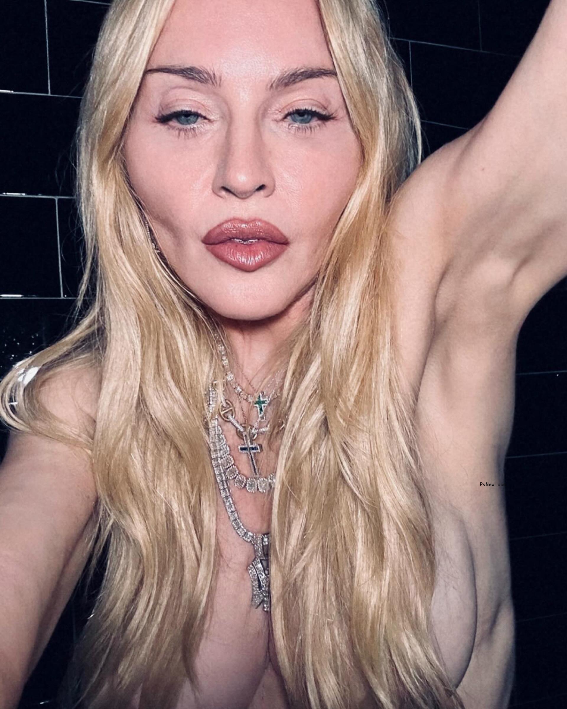 Mado<i></i>nna shirtless selfie