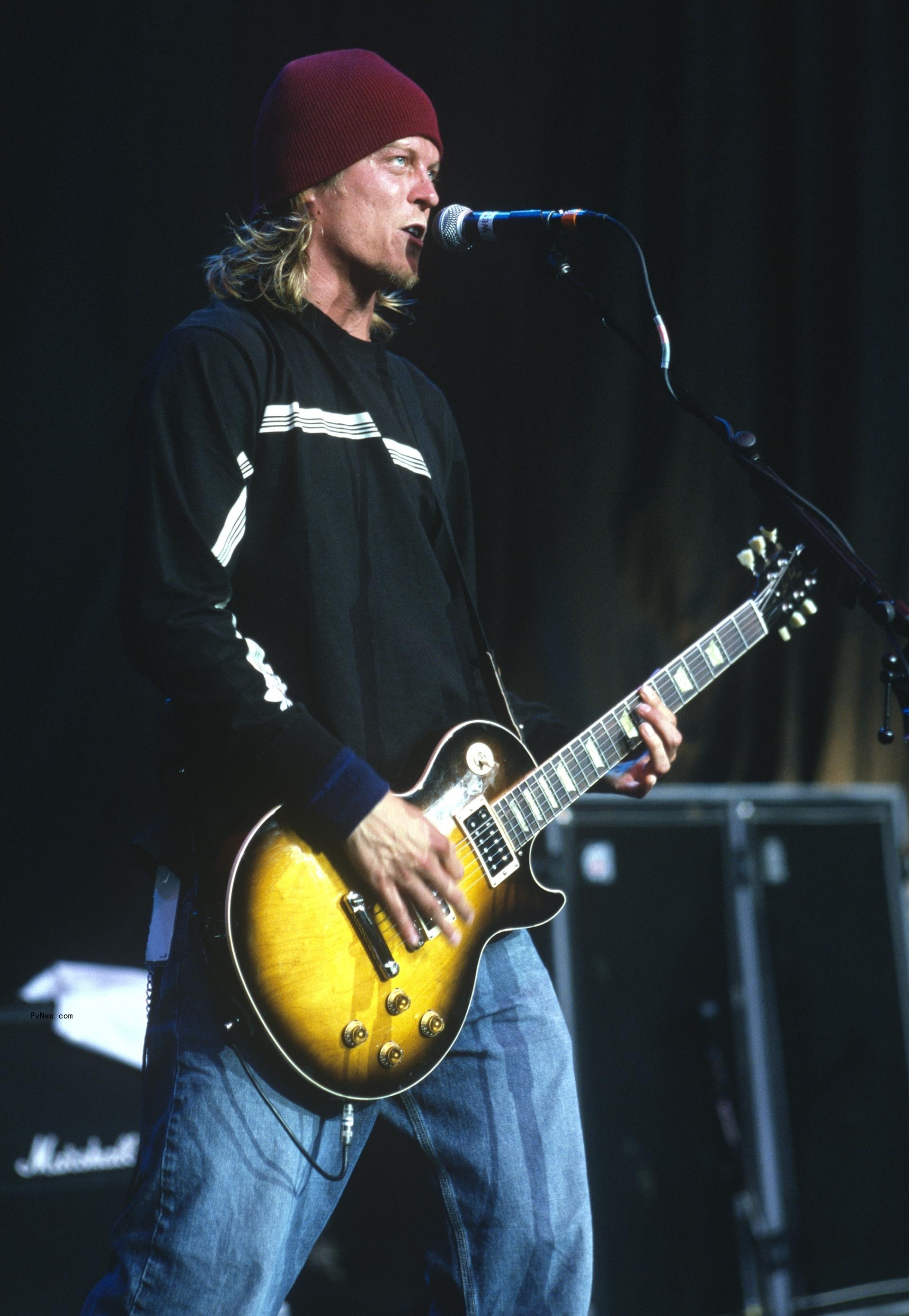 Wes Scantlin performing.