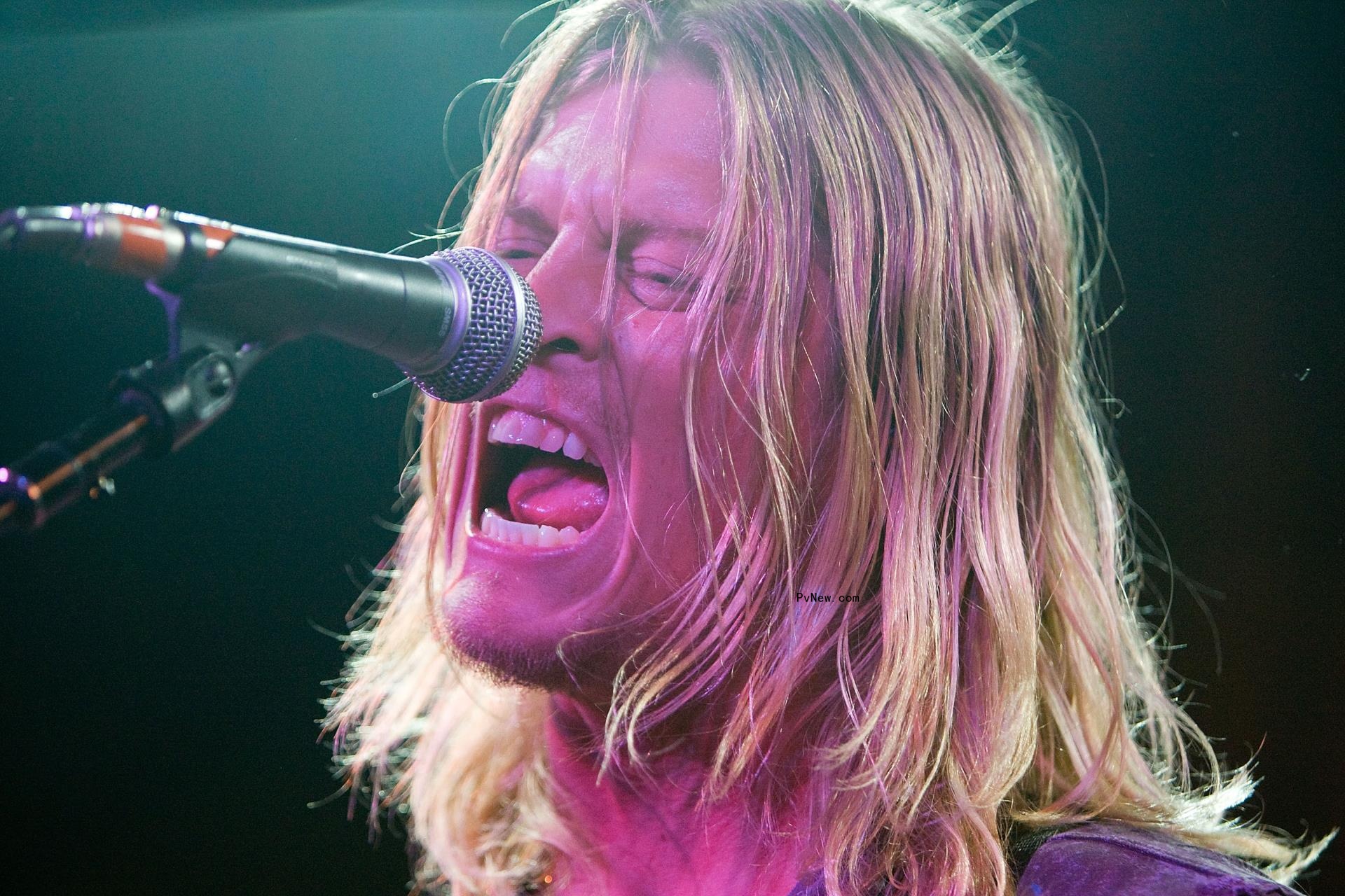 Wes Scantlin performing.