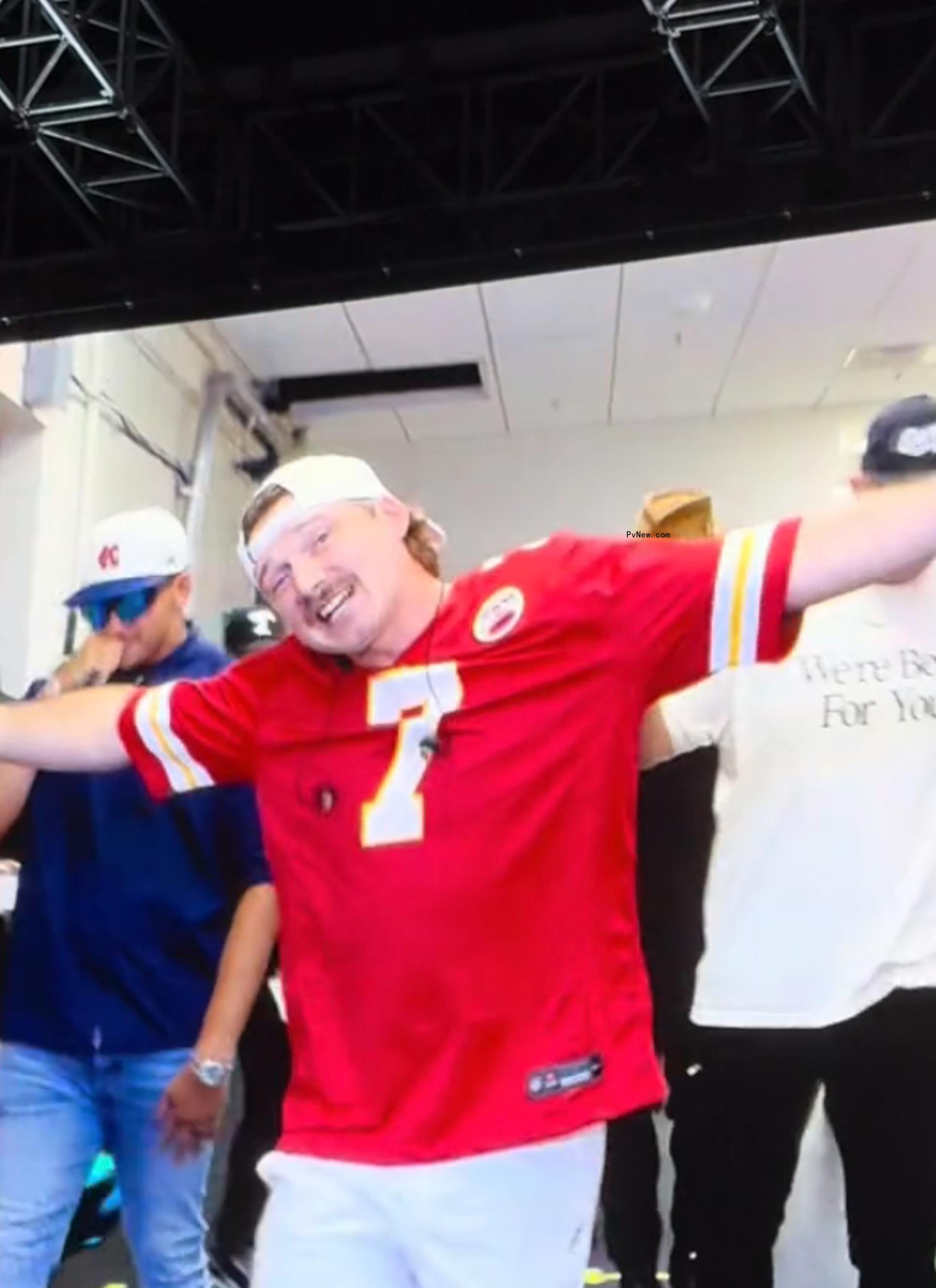 Travis Kelce and Patrick Mahomes at Morgan Wallen's concert.