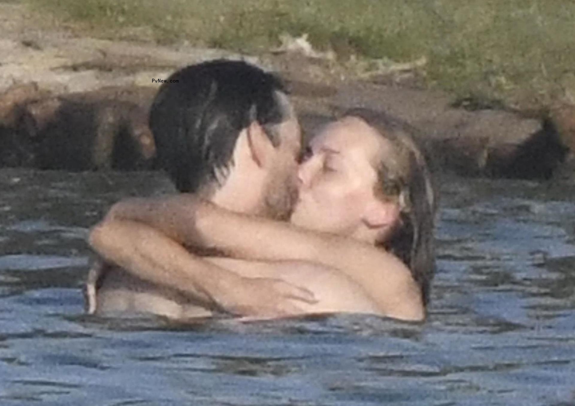 Tobey Maguire and Babette Strijbos kissing in the water.