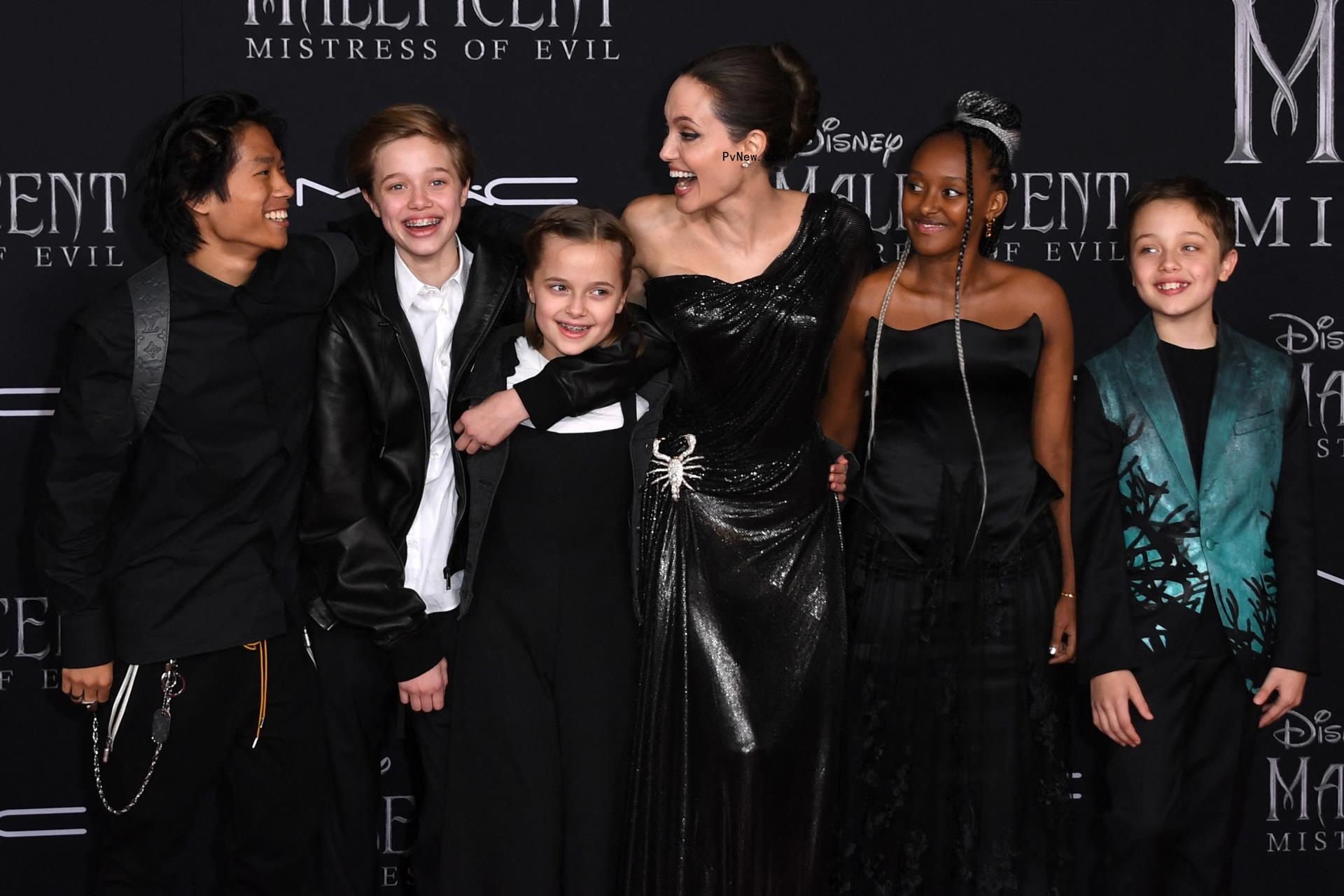 Angelina Jolie (C) and children (fromL) Pax Thien Jolie-Pitt, Shiloh Nouvel Jolie-Pitt, Vivienne Marcheline Jolie-Pitt, Zahara Marley Jolie-Pitt, and Knox Leon Jolie-Pitt.