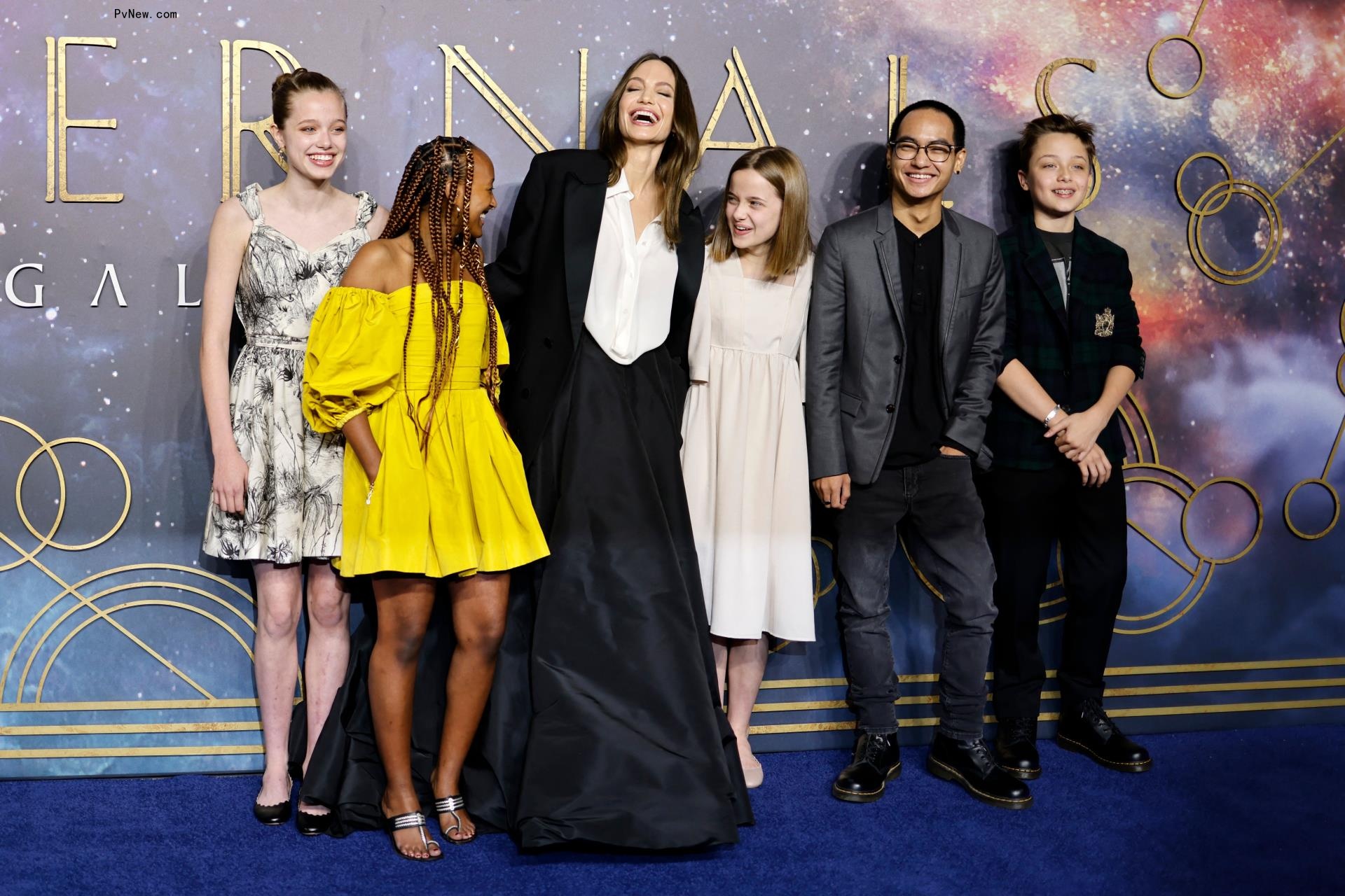Angelina Jolie (3rd L) poses with her children, (L-R) Shiloh Jolie-Pitt, Zahara Jolie-Pitt, Vivienne Jolie-Pitt, Maddox Jolie-Pitt and Knox Jolie-Pitt.