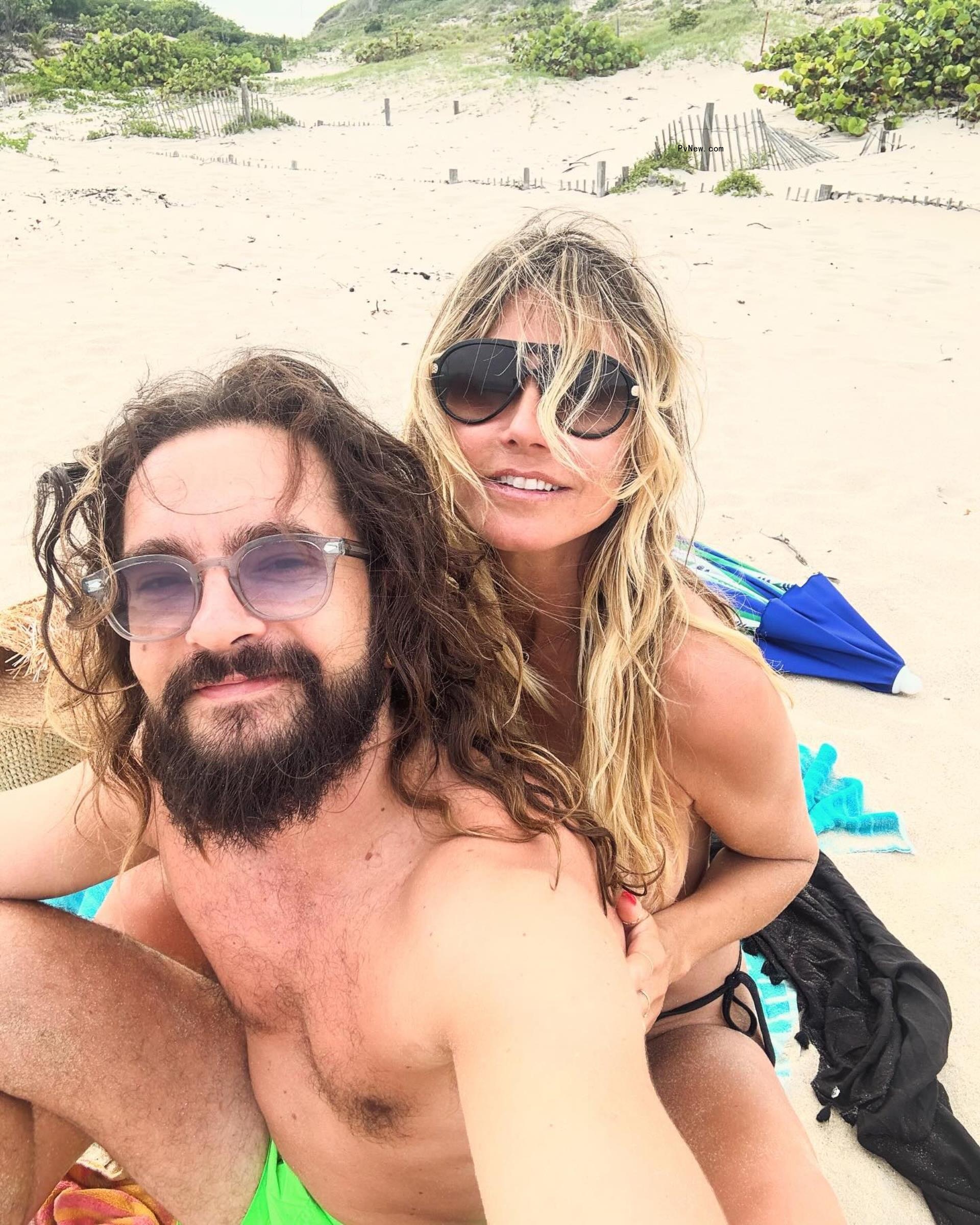 Heidi Klum and Tom Kaulitz pose on the beach