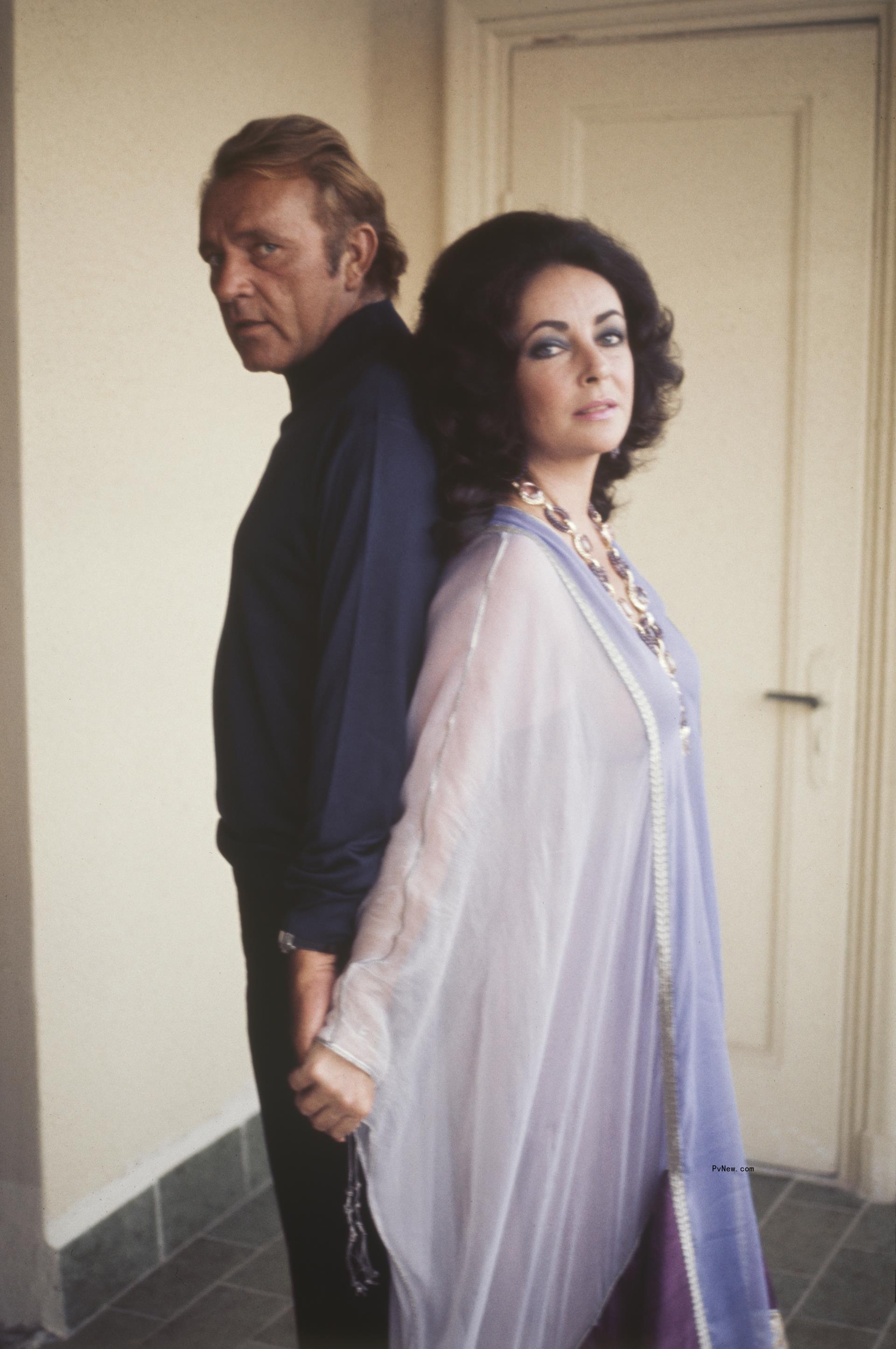 Elizabeth Taylor and Richard Burton pose together. 