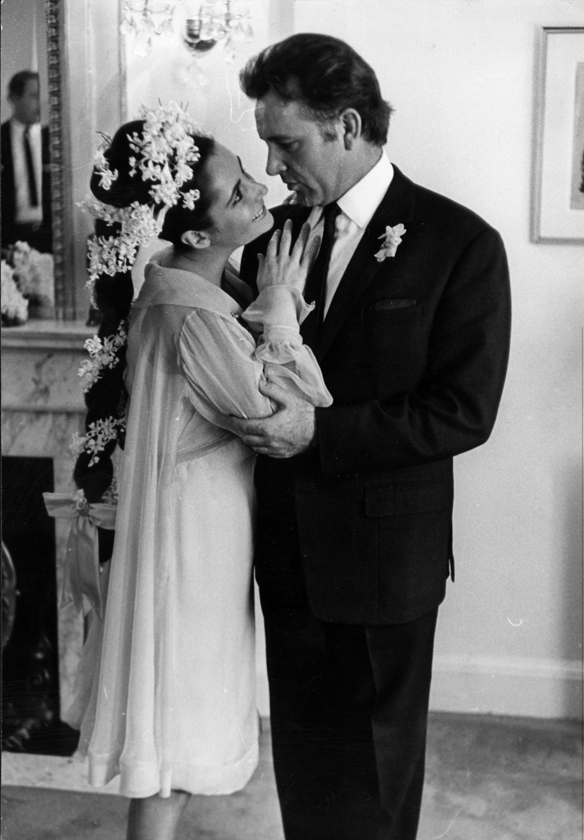 Elizabeth Taylor says her father called her ‘a whore’ for affair with Richard Burton
