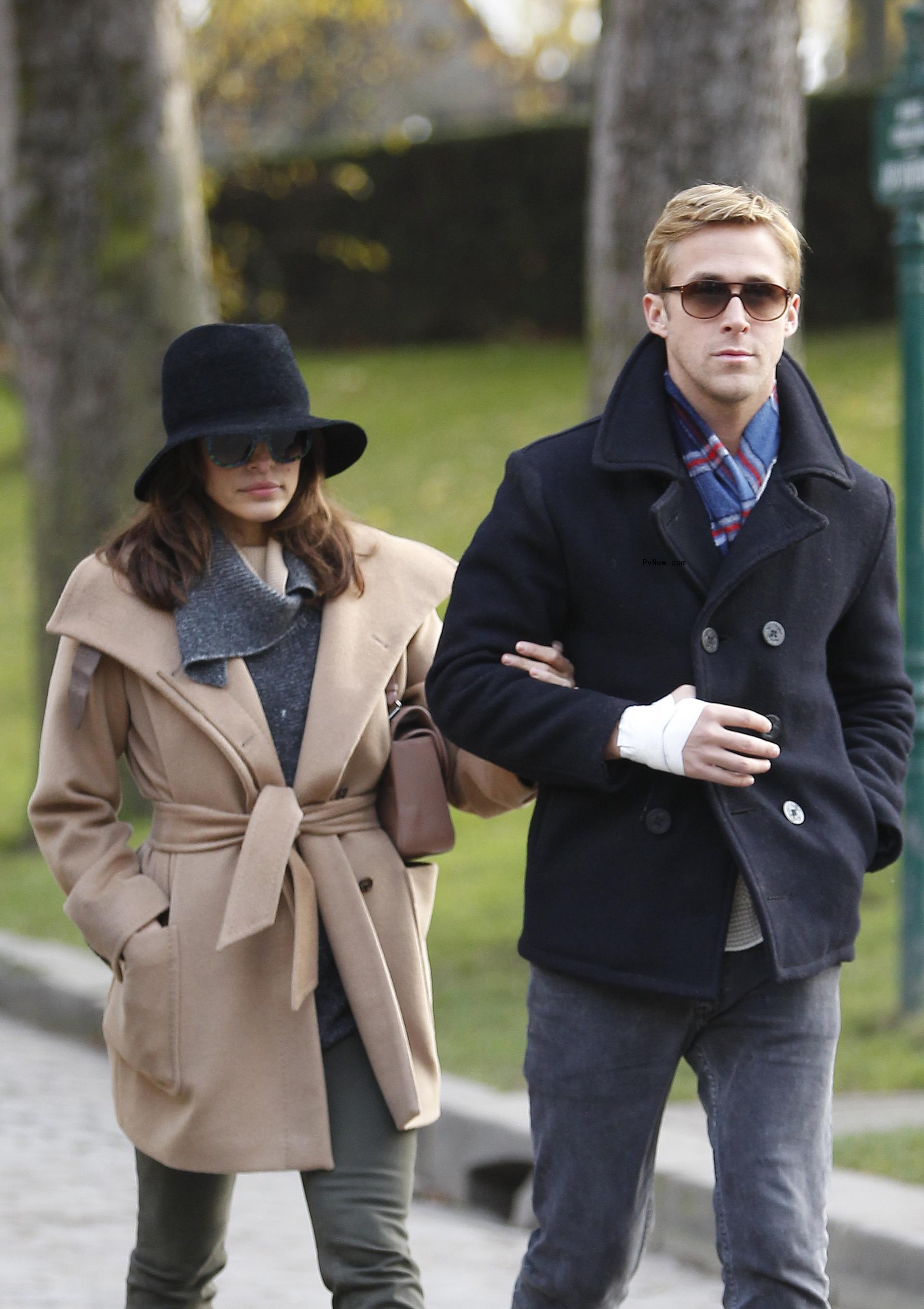Eva Mendes and Ryan Gosling havin<i></i>g a romantic ballade at Pere Lachaise cemetery in Paris in 2011.