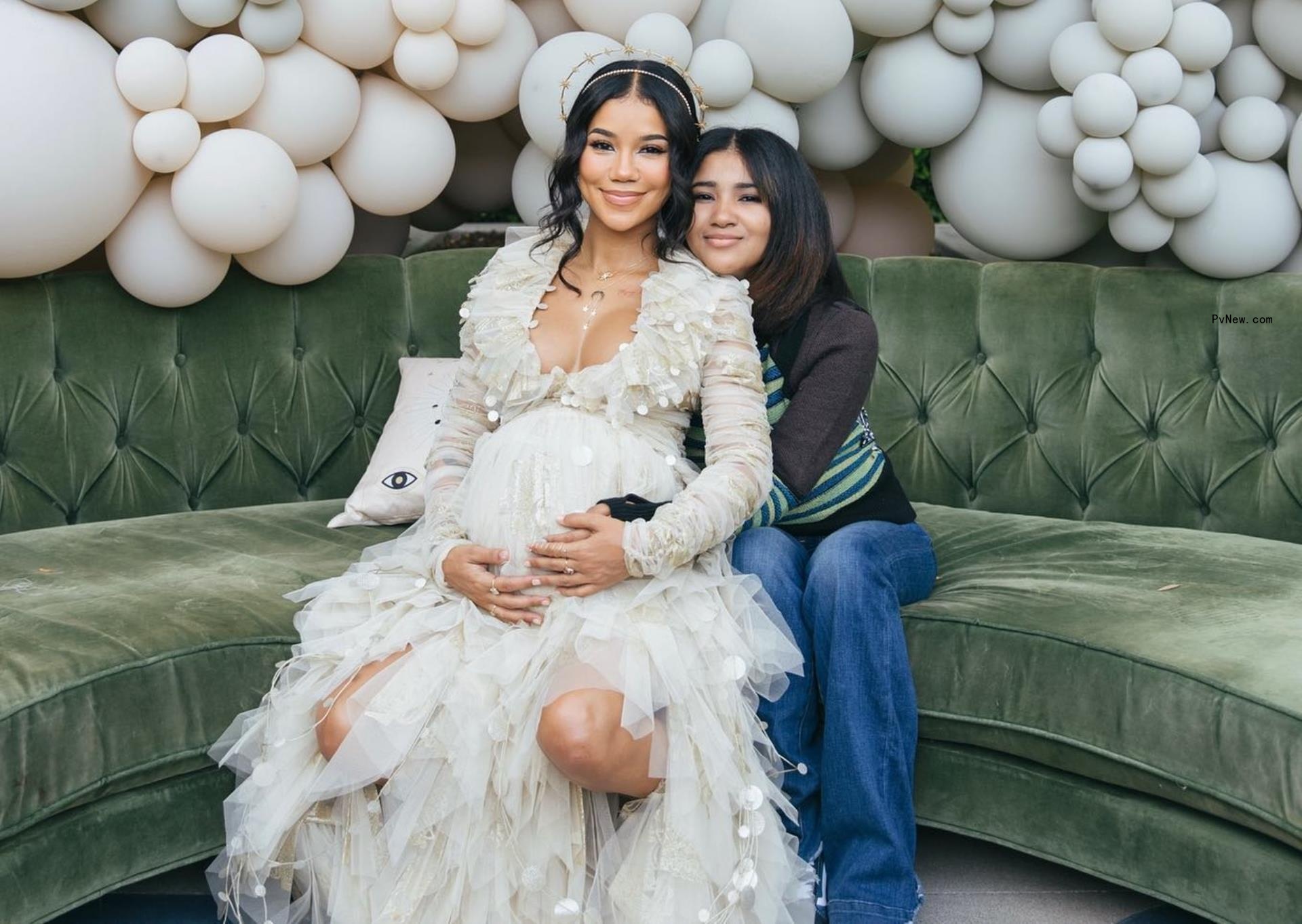 Jhené Aiko and her daughter.