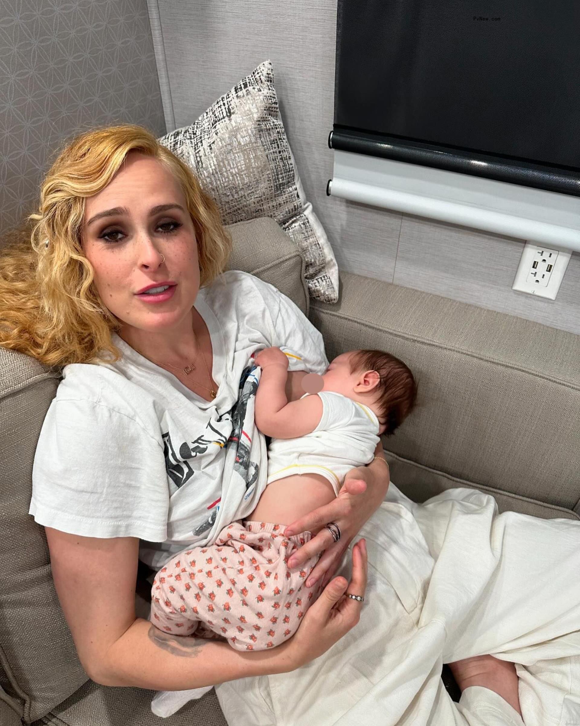 Rumer Willis nurses daughter Louetta in a Mo<i></i>nday Instagram photo.