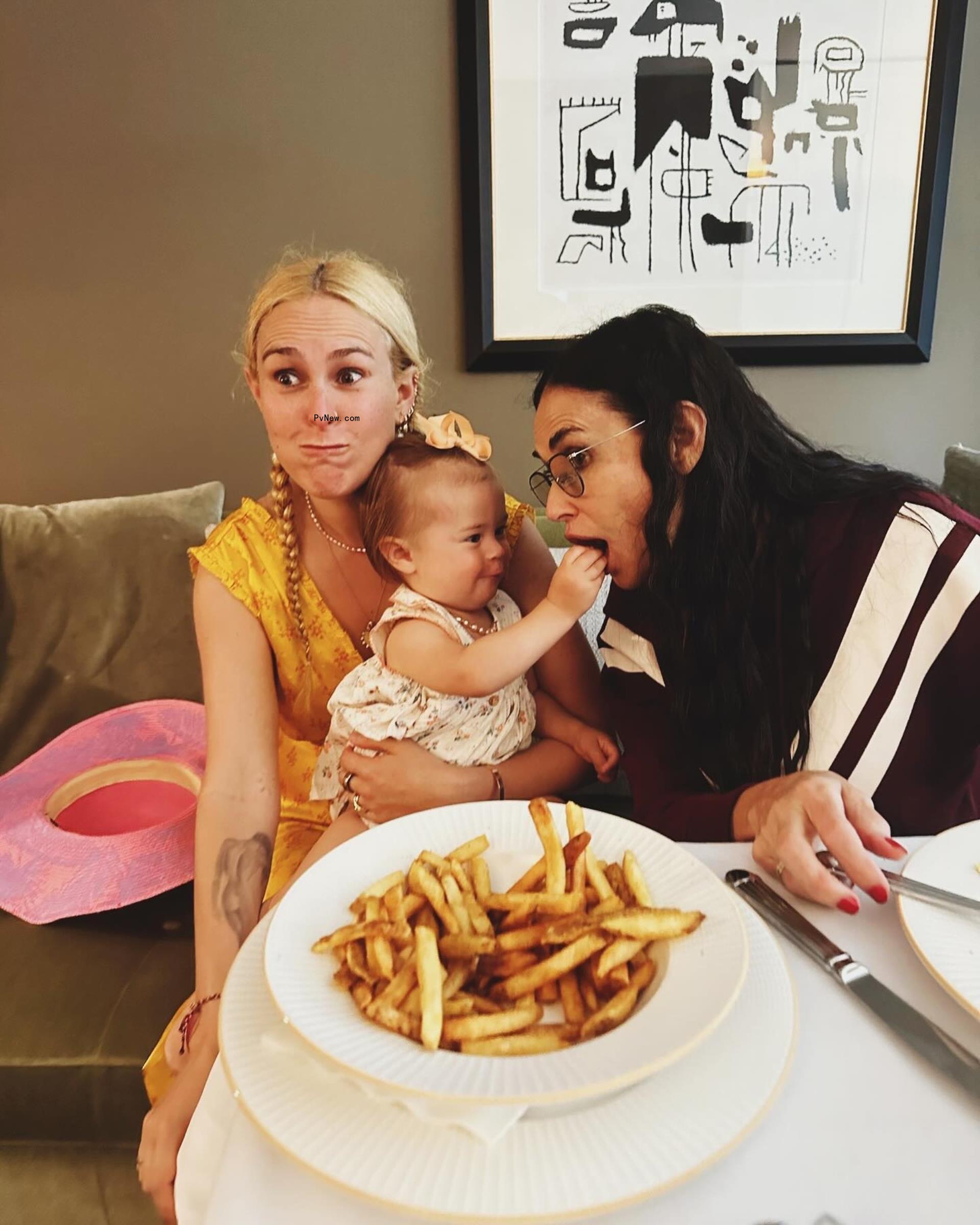 Demi Moore dines with Rumer Willis and Louetta in an Instagram photo