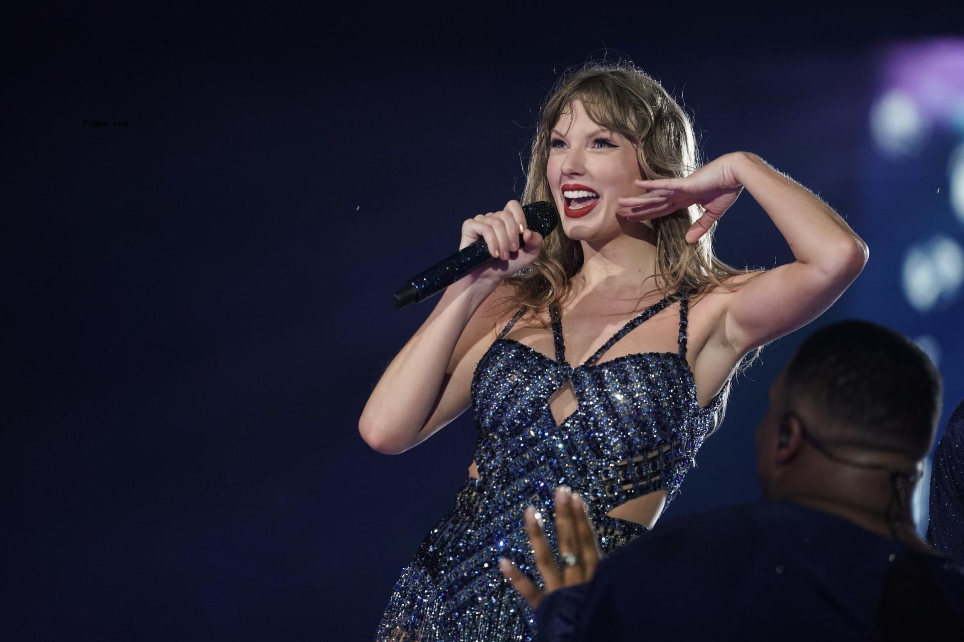 Taylor Swift performs o<i></i>nstage during