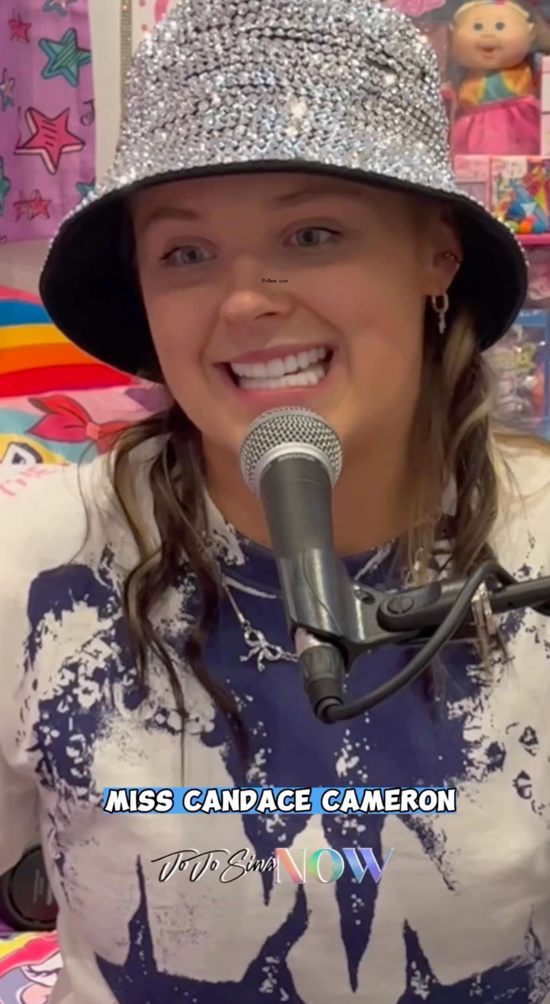 jojo siwa speaking into a mic