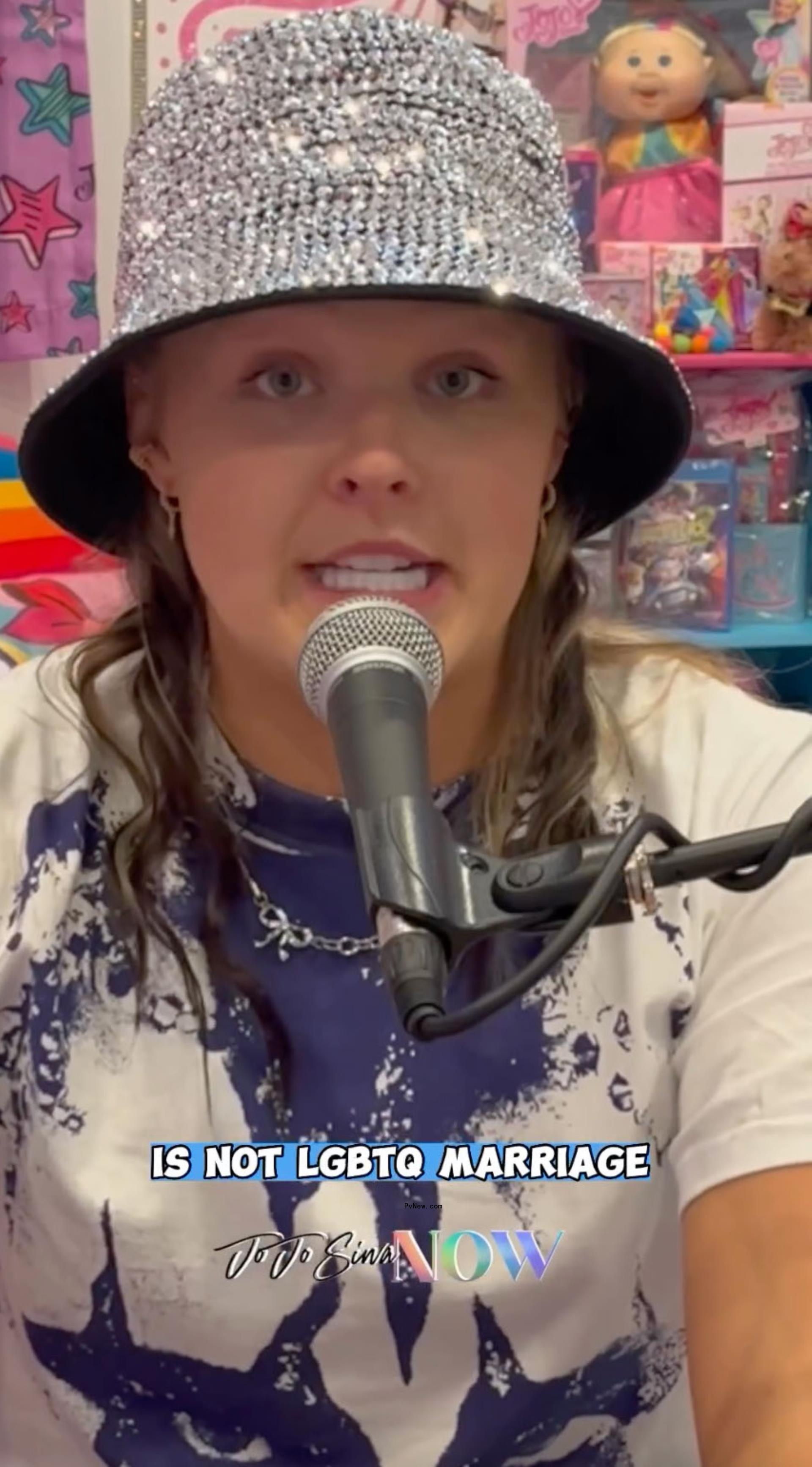 jojo siwa speaking into a mic