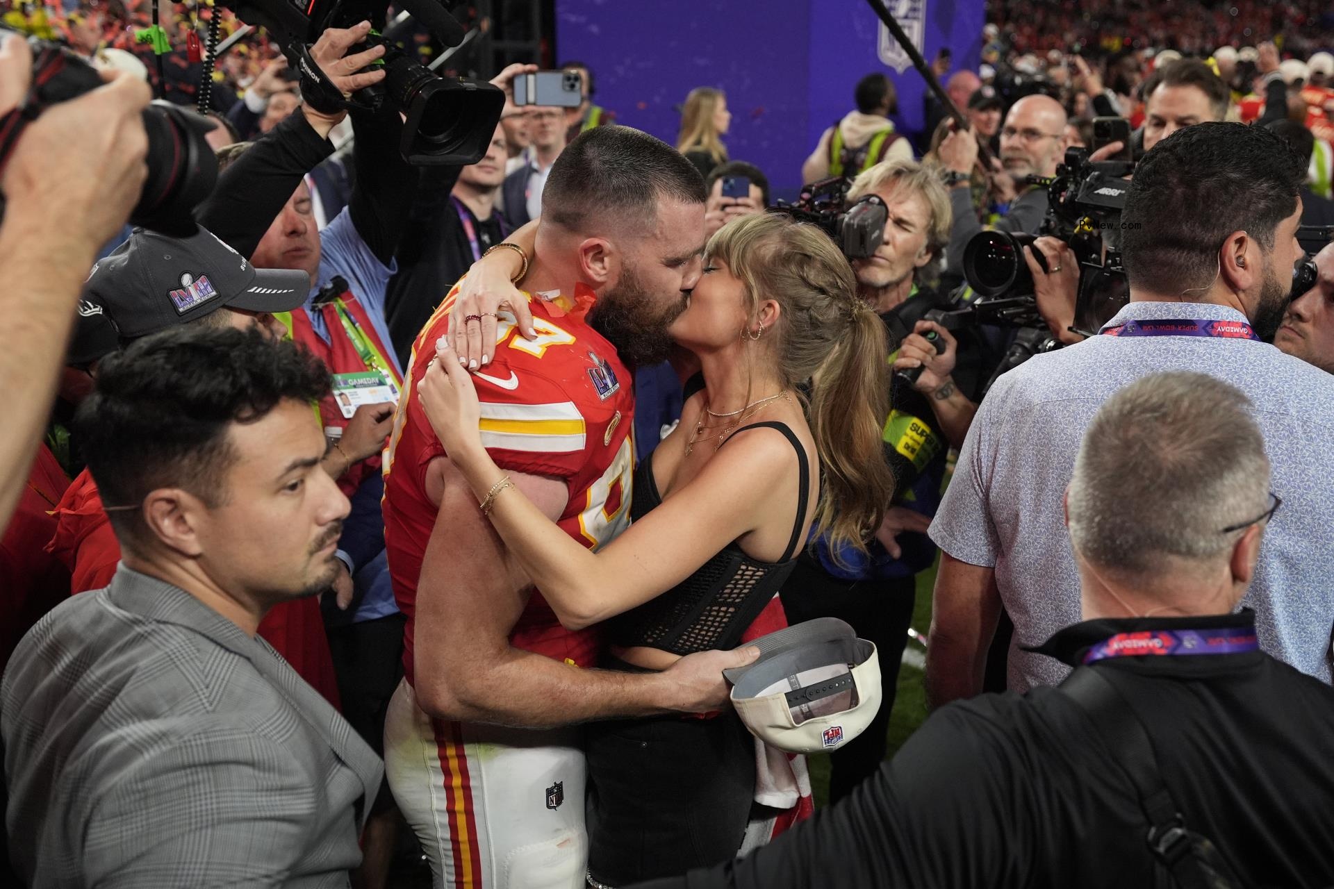 Taylor Swift and Travis Kelce kiss at February 2024 Super Bowl