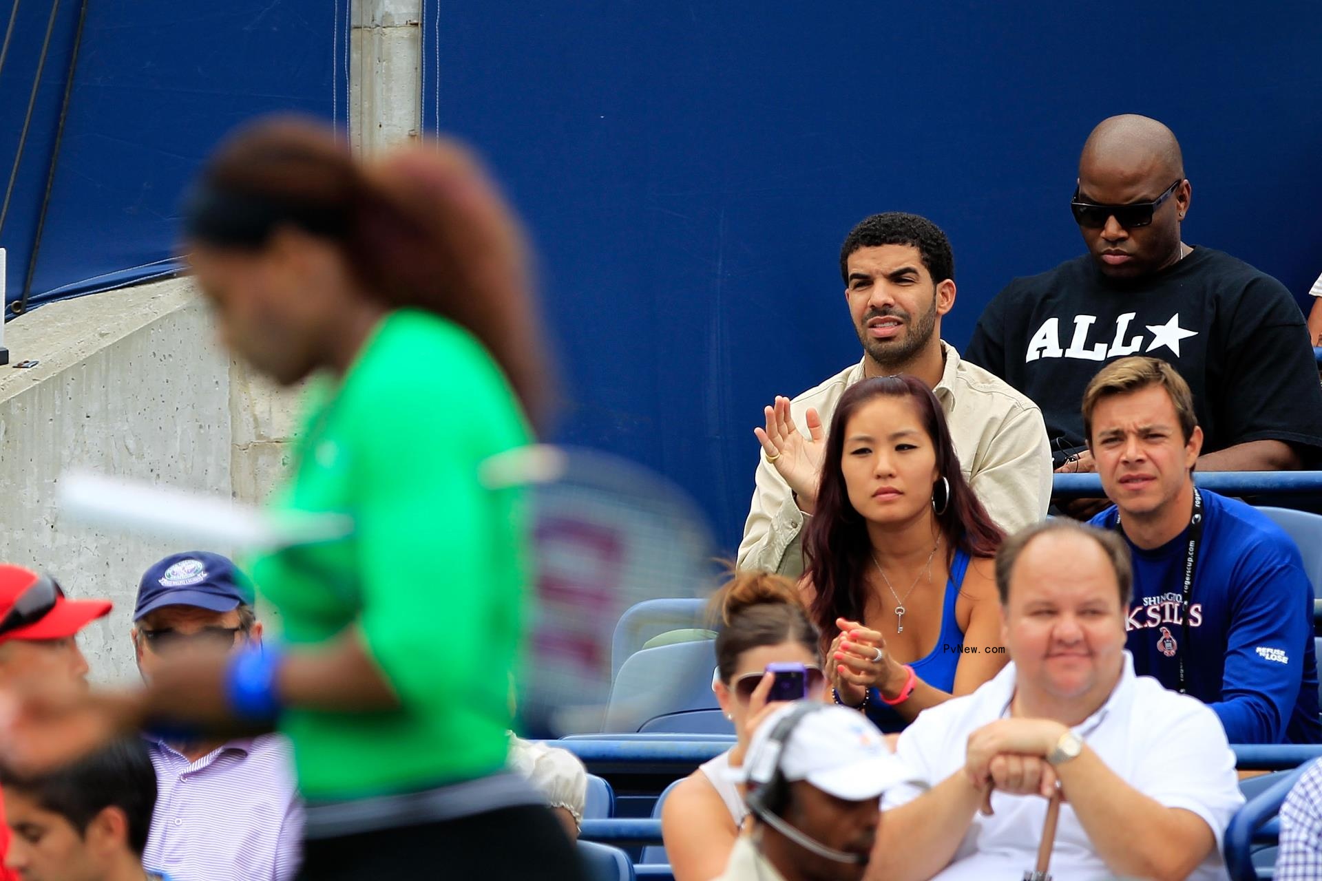Drake watching Serena Williams