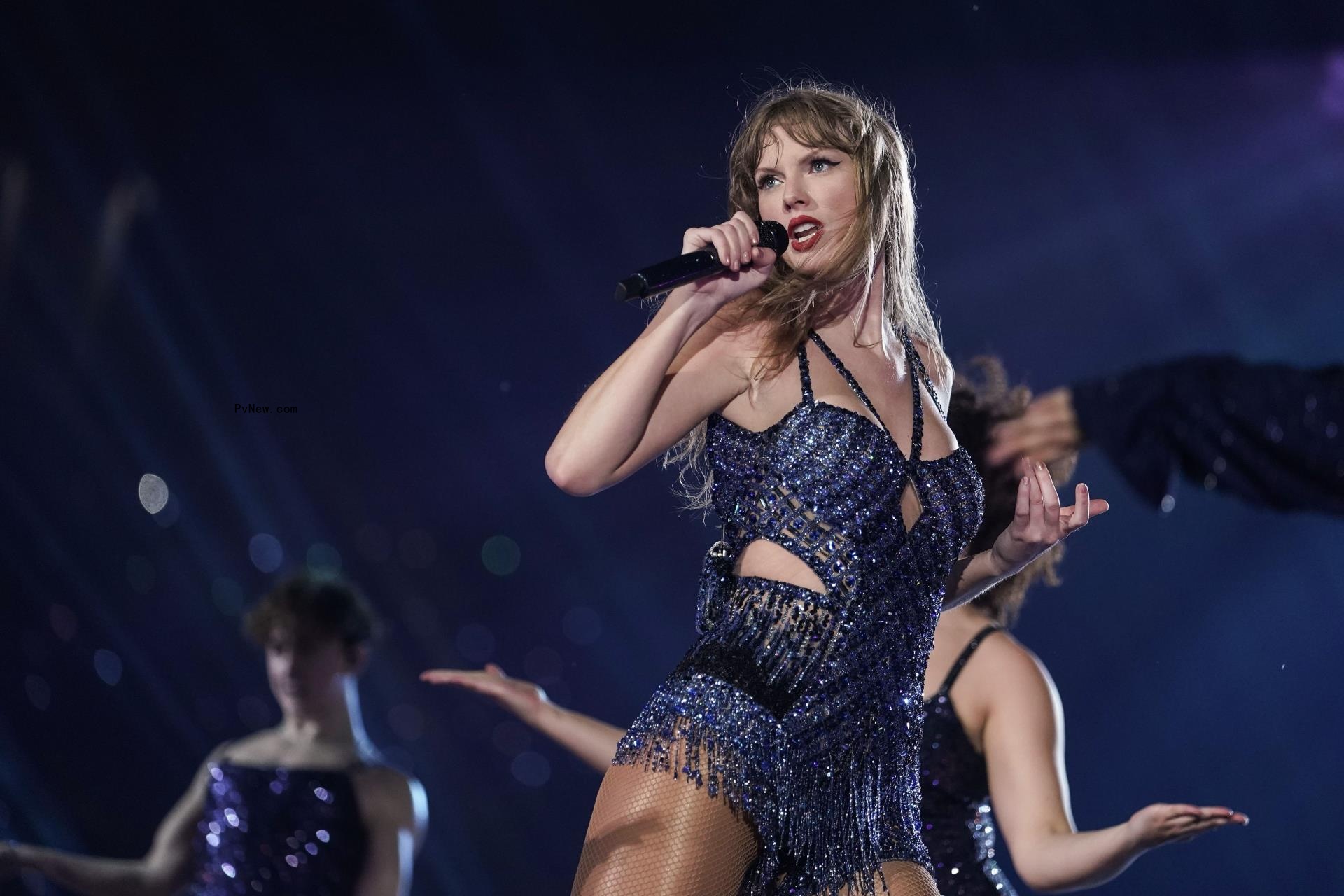 Taylor Swift performing.
