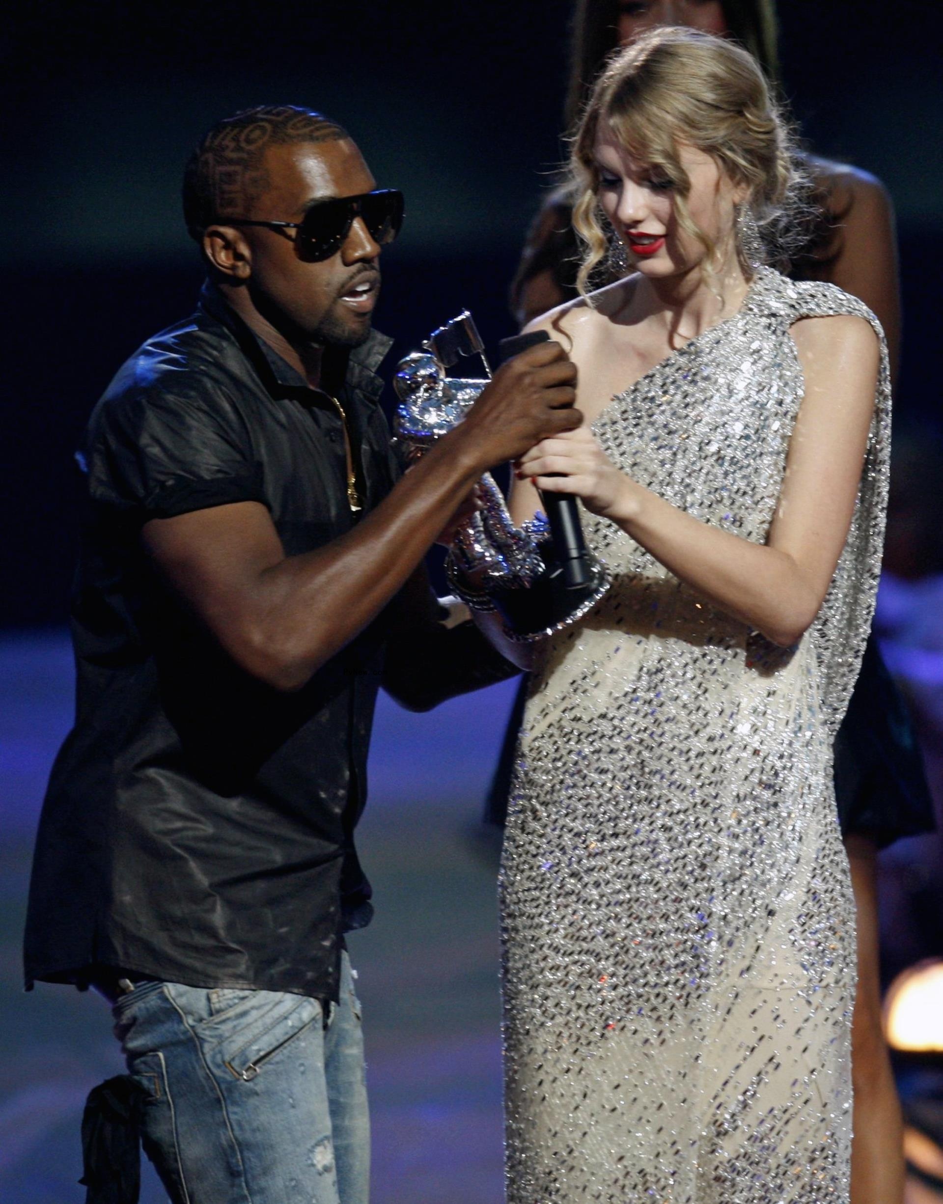 Kanye West and Taylor Swift o<i></i>nstage at the 2009 MTV Video Music Awards.
