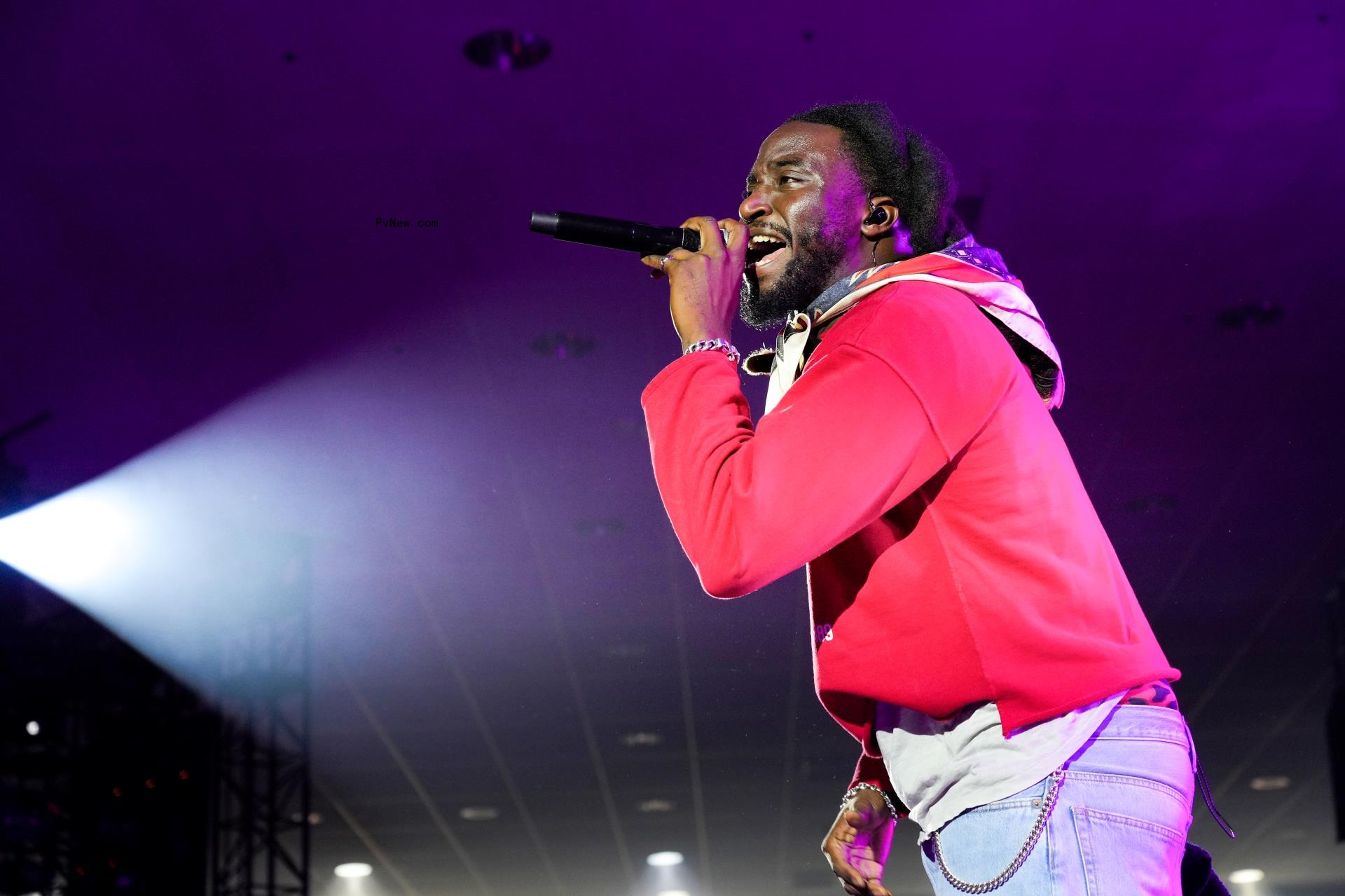 Shaboozey performing.