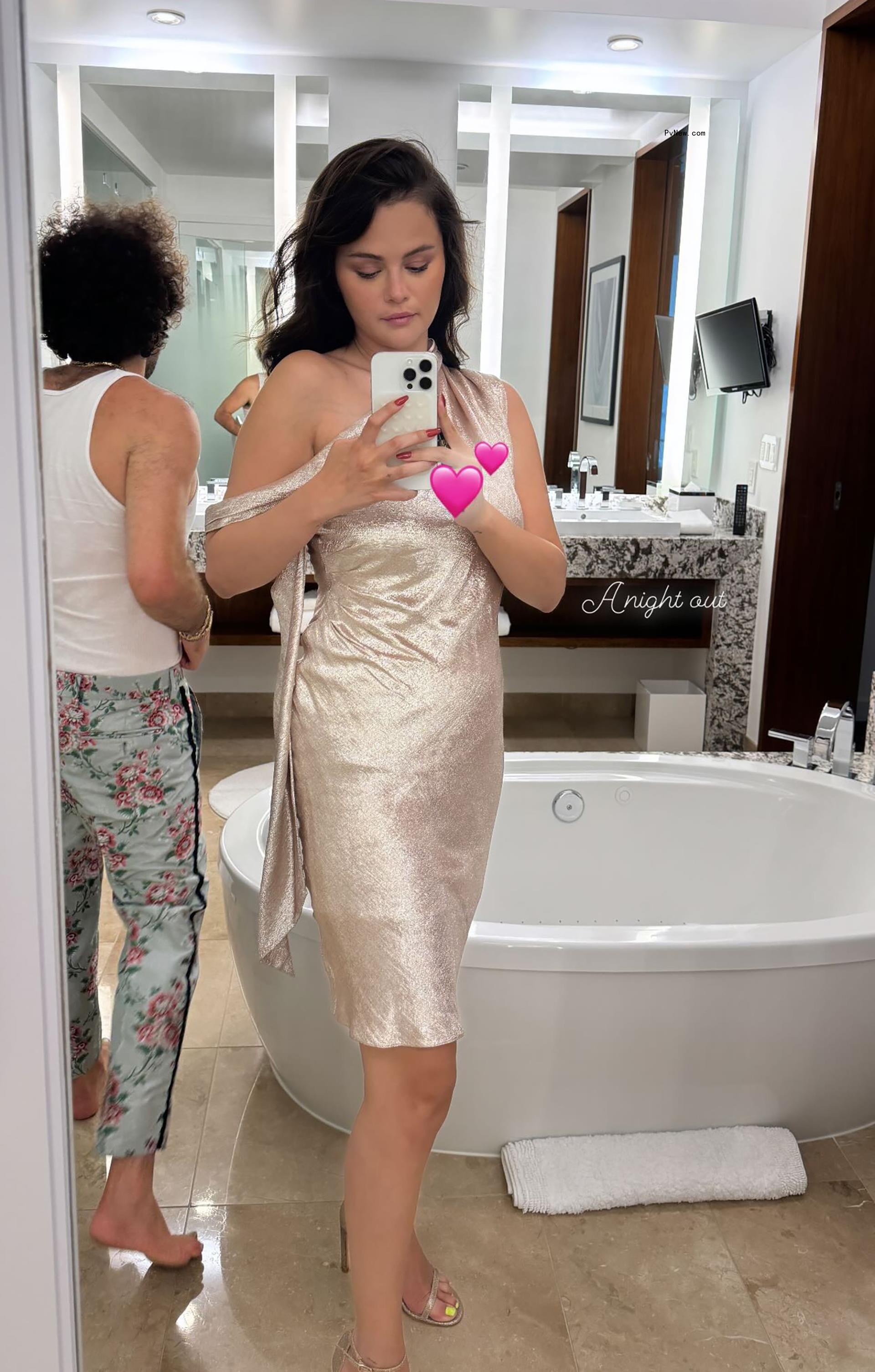 A mirror selfie of Selena Gomez and Benny Blanco.